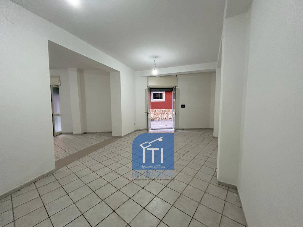 NEGOZIO in affitto a Qualiano