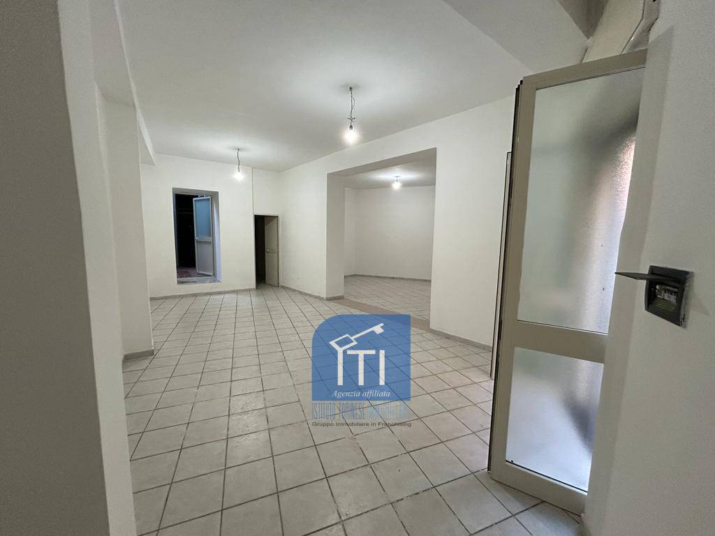 NEGOZIO in affitto a Qualiano