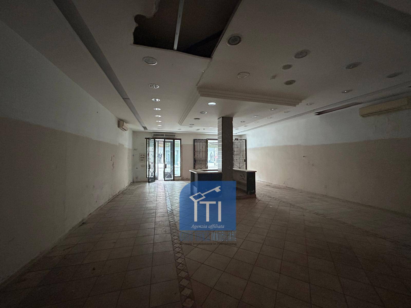 NEGOZIO in affitto a Qualiano