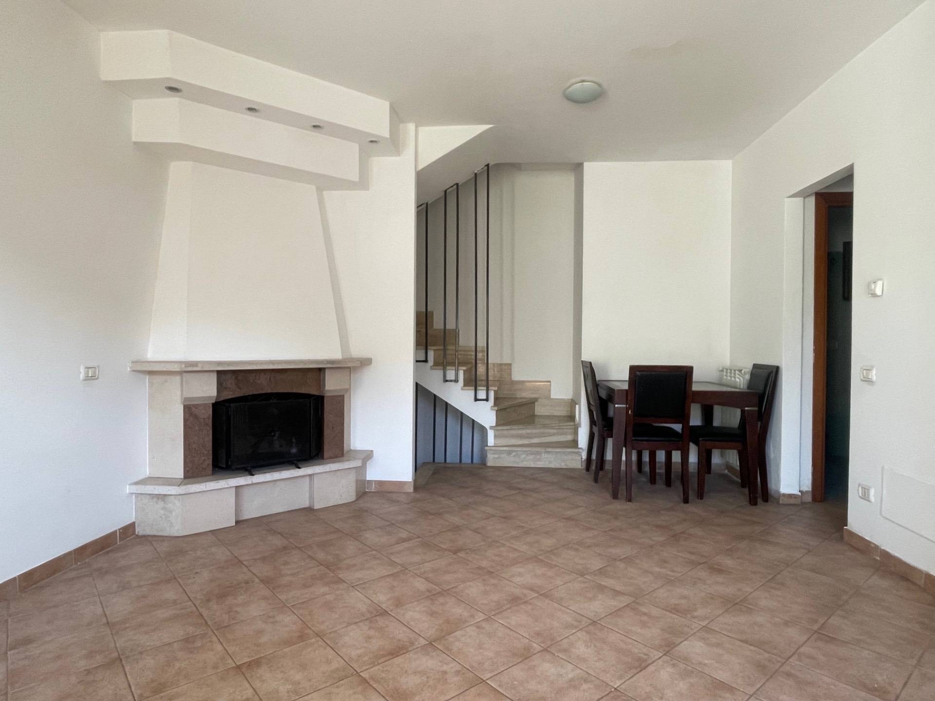 VILLA A SCHIERA in vendita a Roma, Infernetto