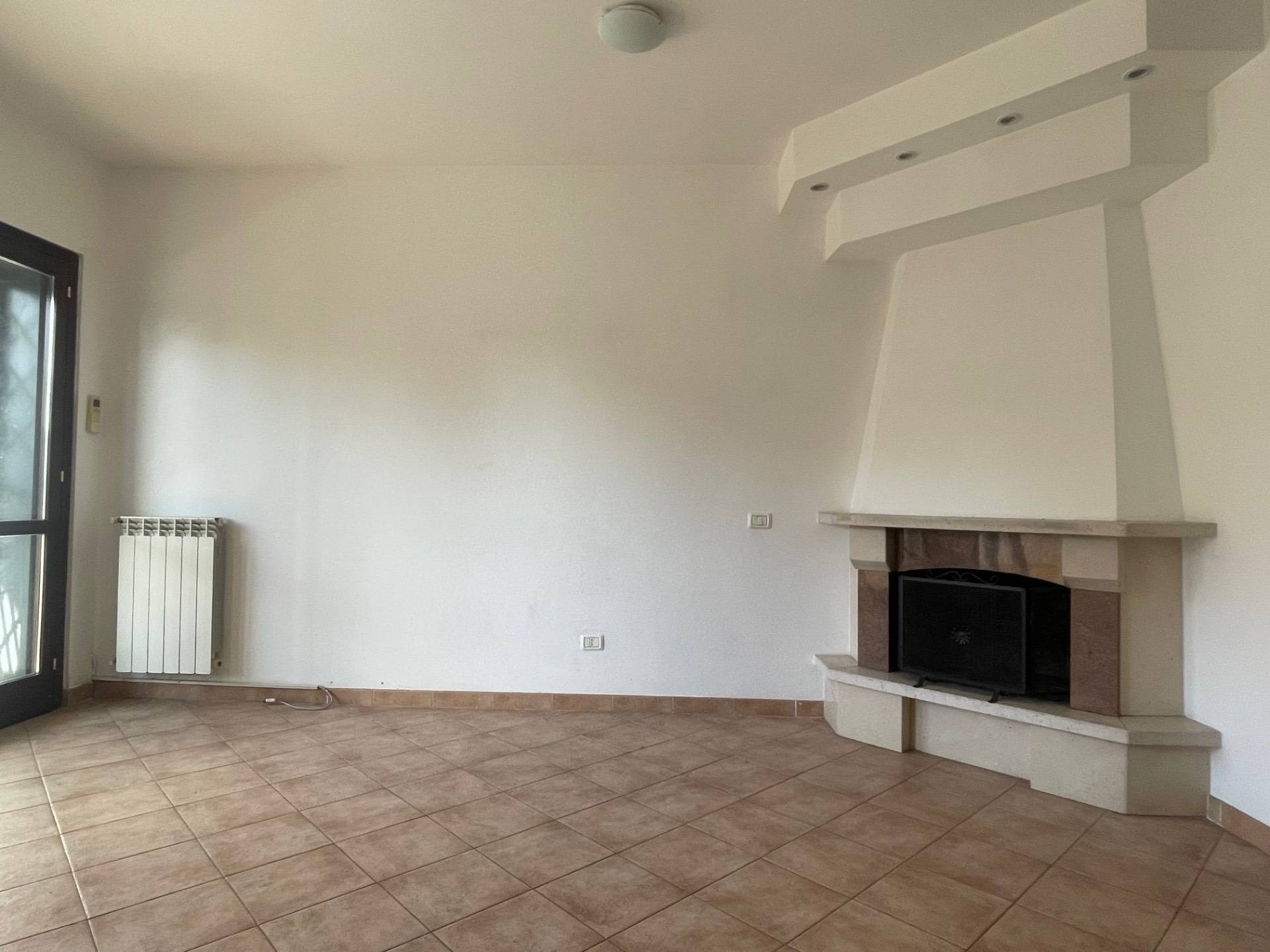 VILLA A SCHIERA in vendita a Roma, Infernetto