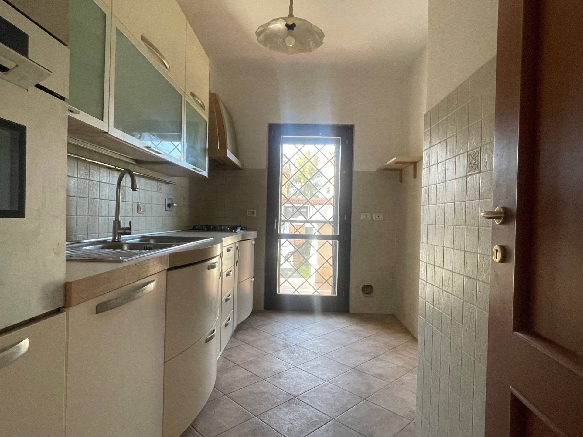 VILLA A SCHIERA in vendita a Roma, Infernetto
