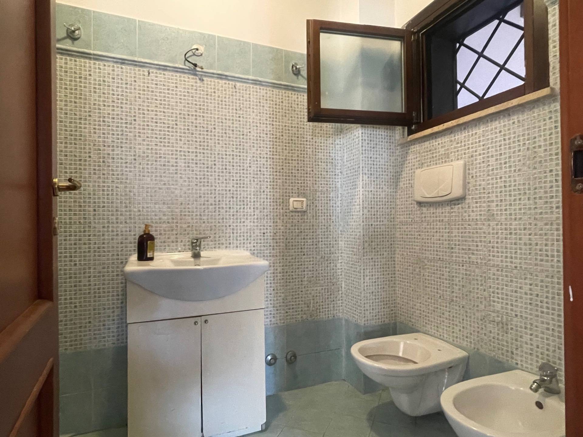 VILLA A SCHIERA in vendita a Roma, Infernetto