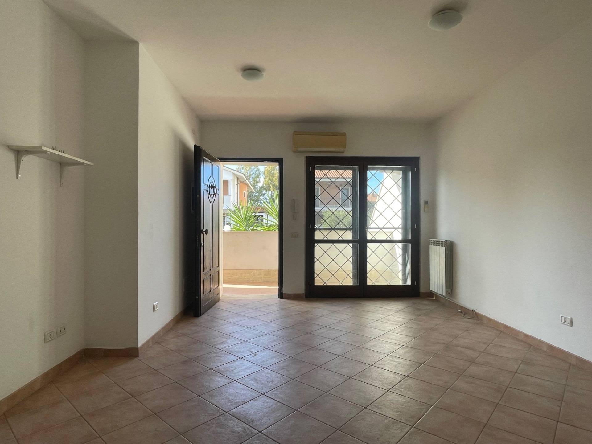 VILLA A SCHIERA in vendita a Roma, Infernetto