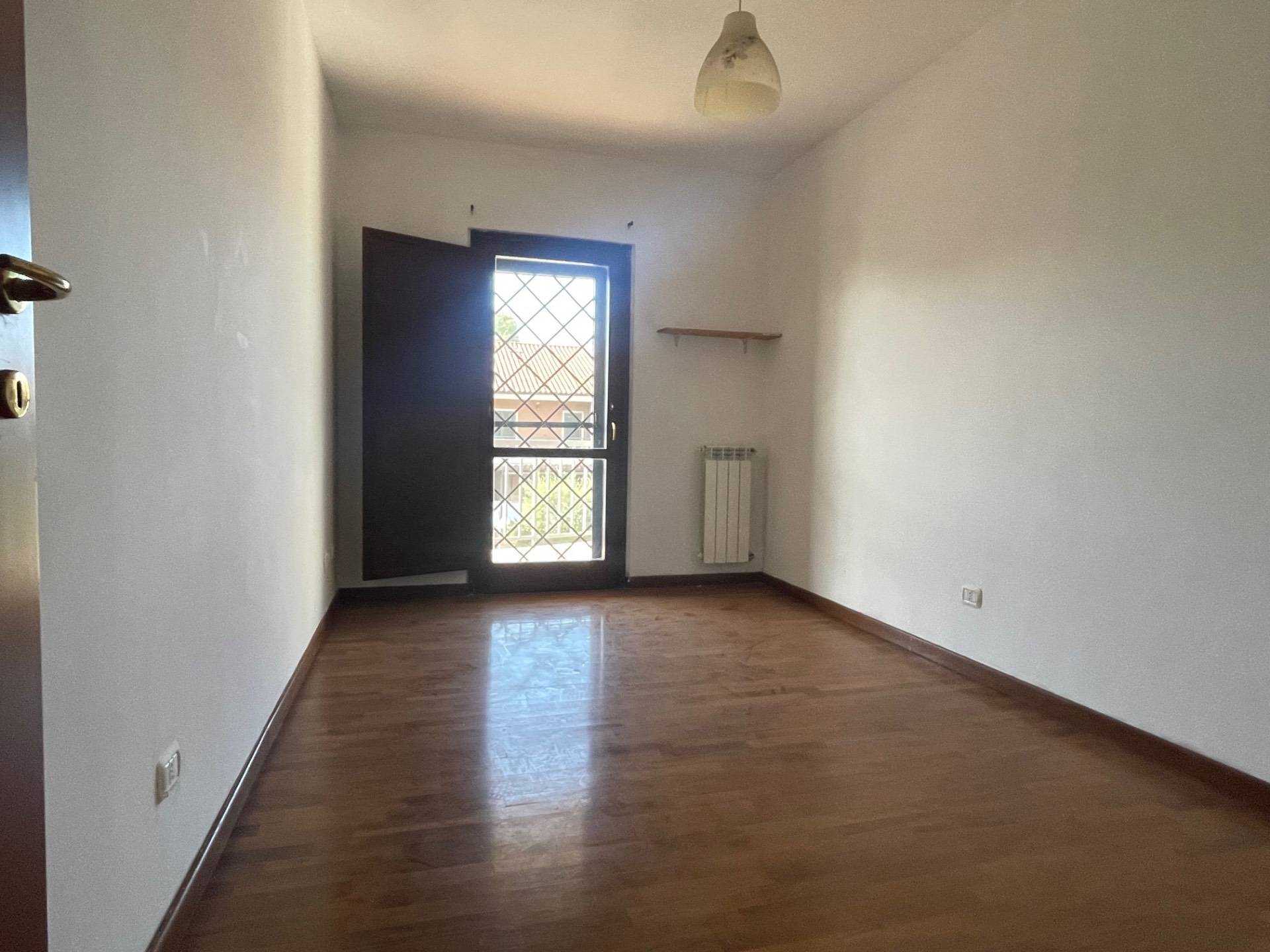 VILLA A SCHIERA in vendita a Roma, Infernetto