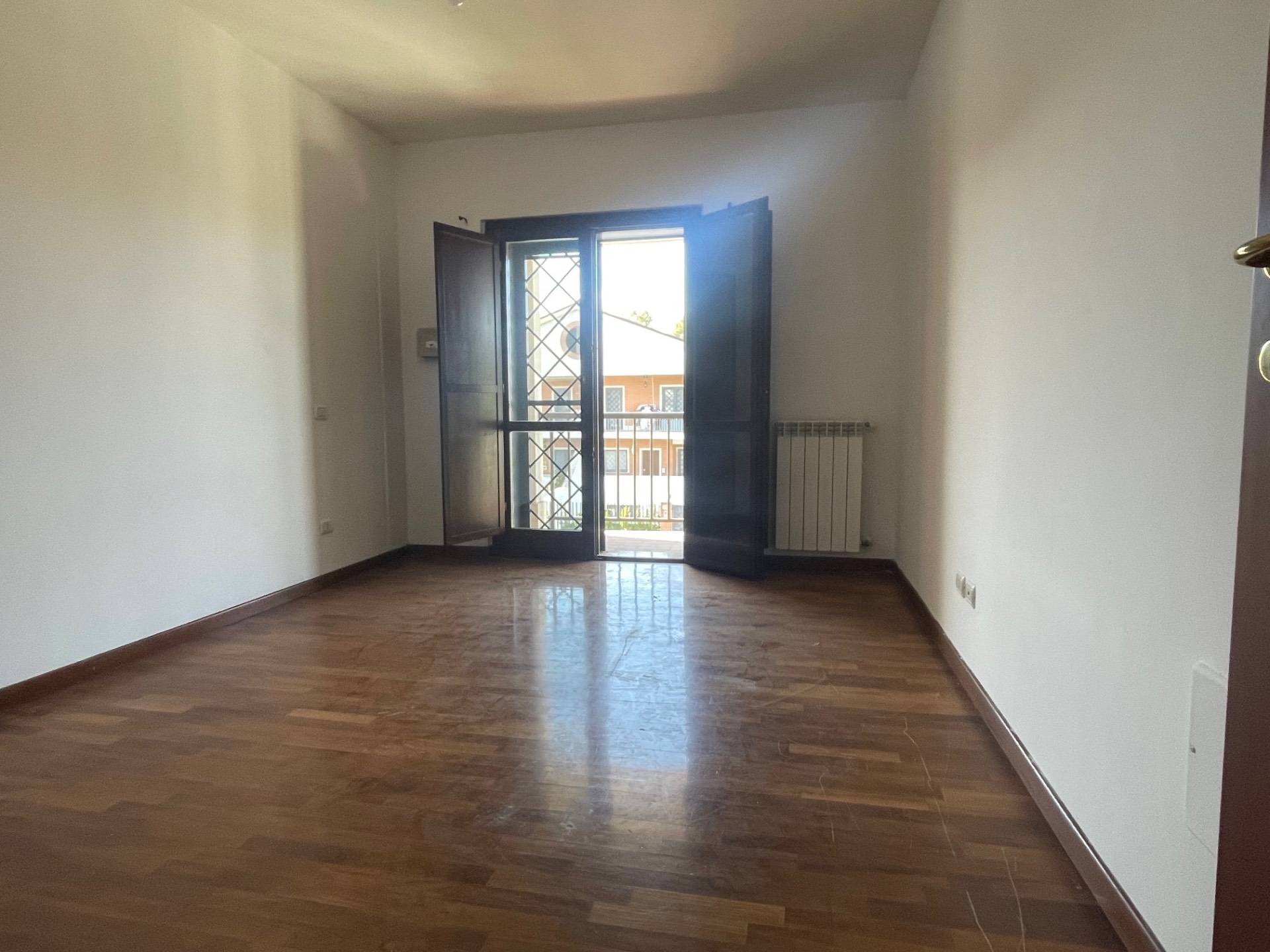 VILLA A SCHIERA in vendita a Roma, Infernetto