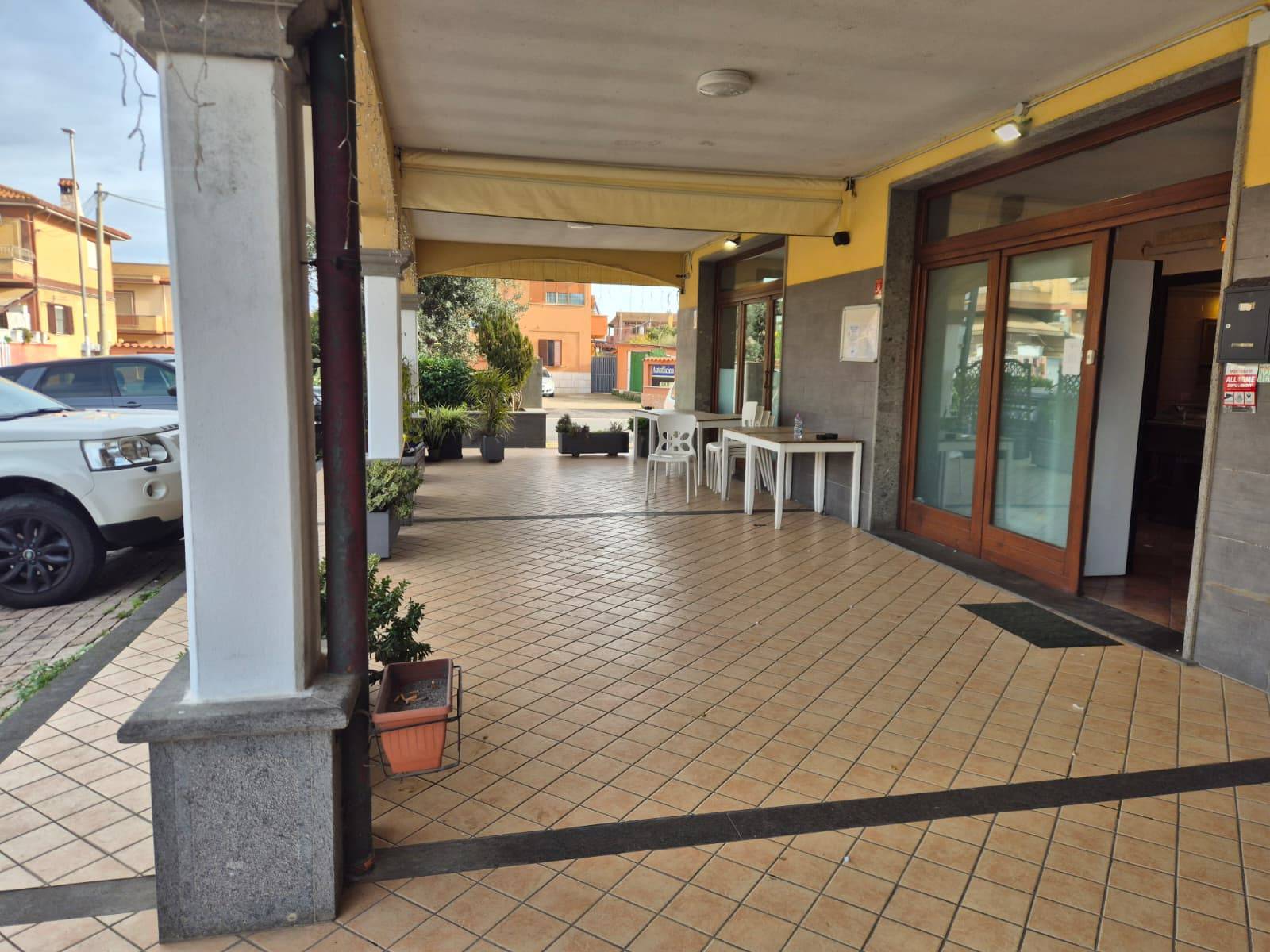 Locale commerciale in vendita a Fiumicino, Isola Sacra