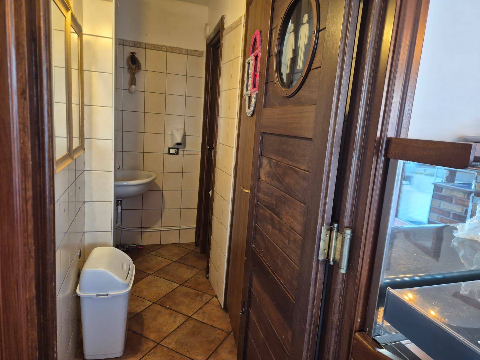 Locale commerciale in vendita a Fiumicino, Isola Sacra