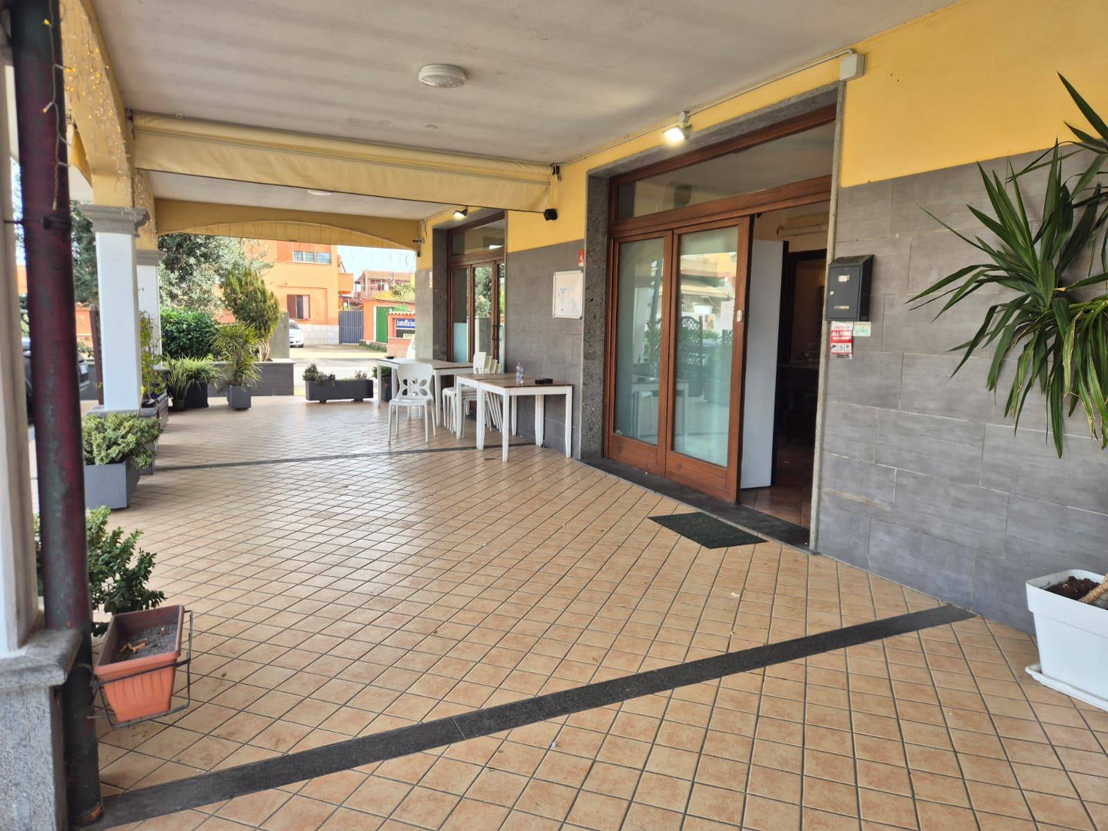 Locale commerciale in vendita a Fiumicino, Isola Sacra