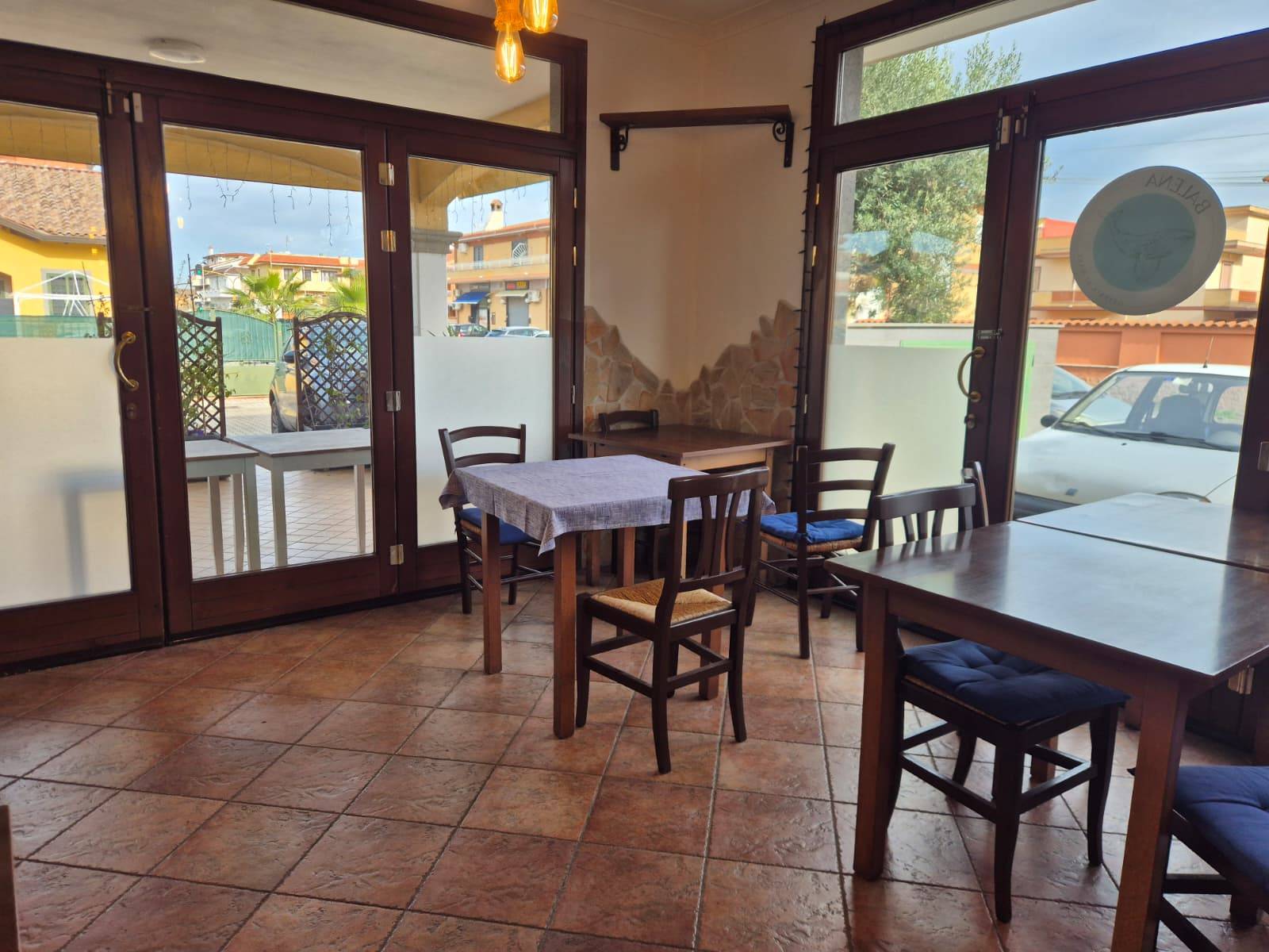 Locale commerciale in vendita a Fiumicino, Isola Sacra