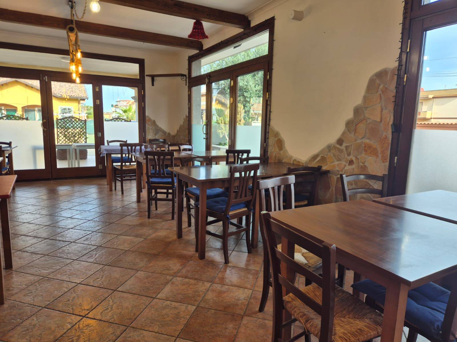 Locale commerciale in affitto a Fiumicino, Isola Sacra