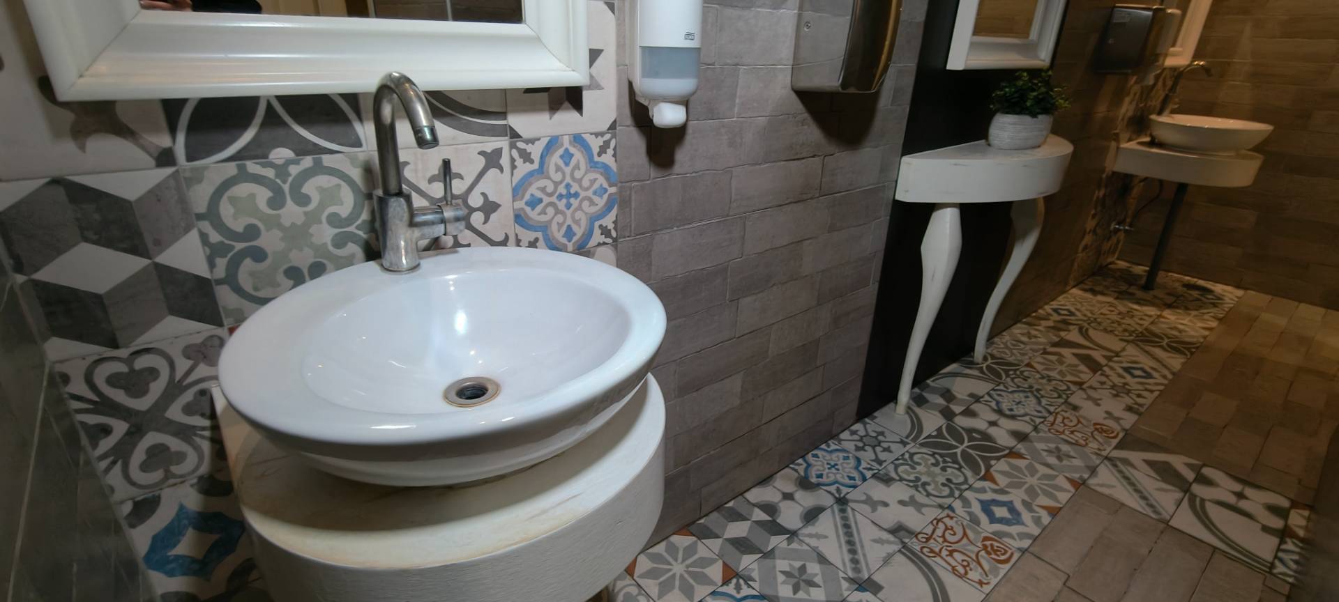 Locale commerciale in vendita a Roma, Portuense