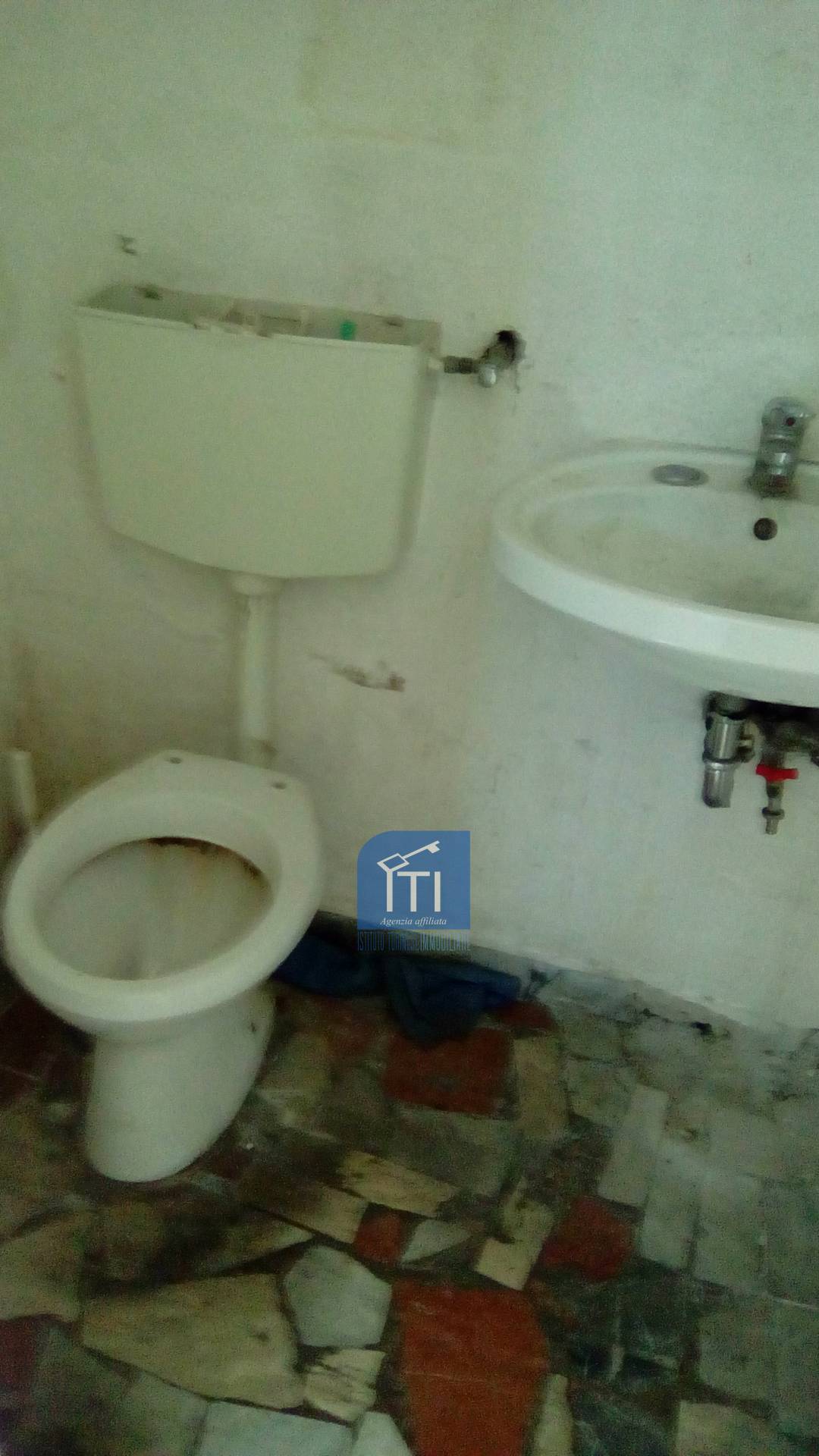 MAGAZZINO/CANTINA in affitto a Sant'Antimo