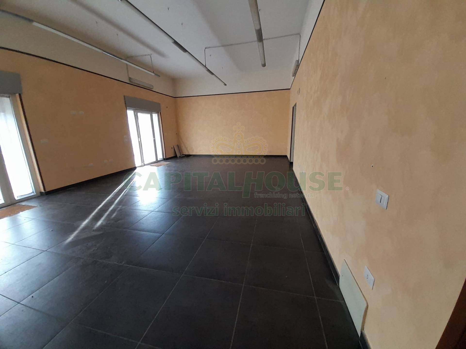 Commerciale in affitto a Casagiove