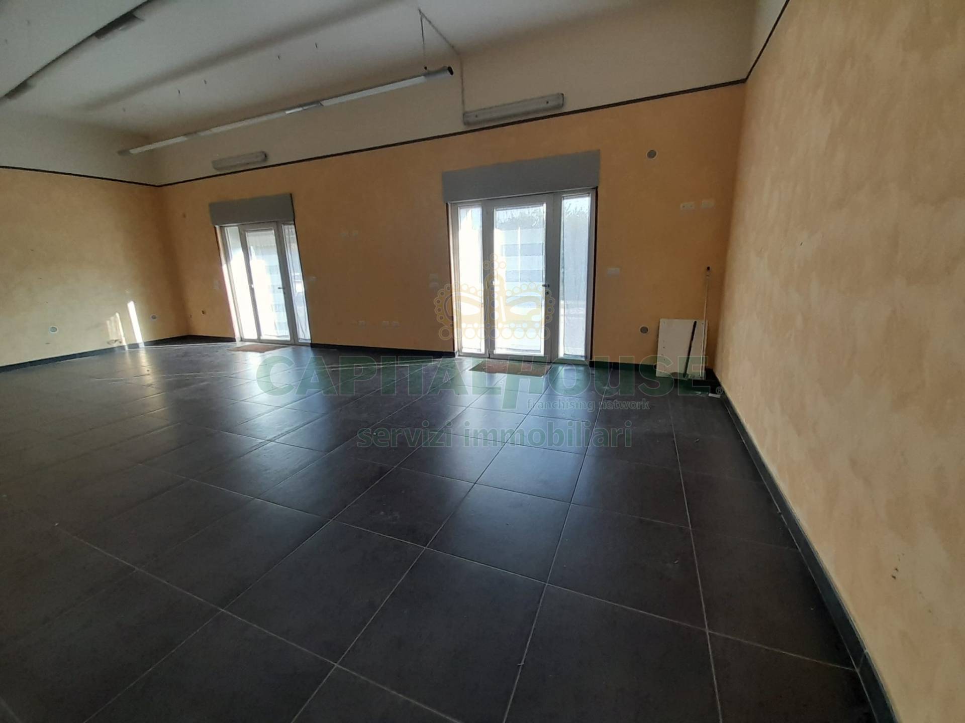 Commerciale in affitto a Casagiove