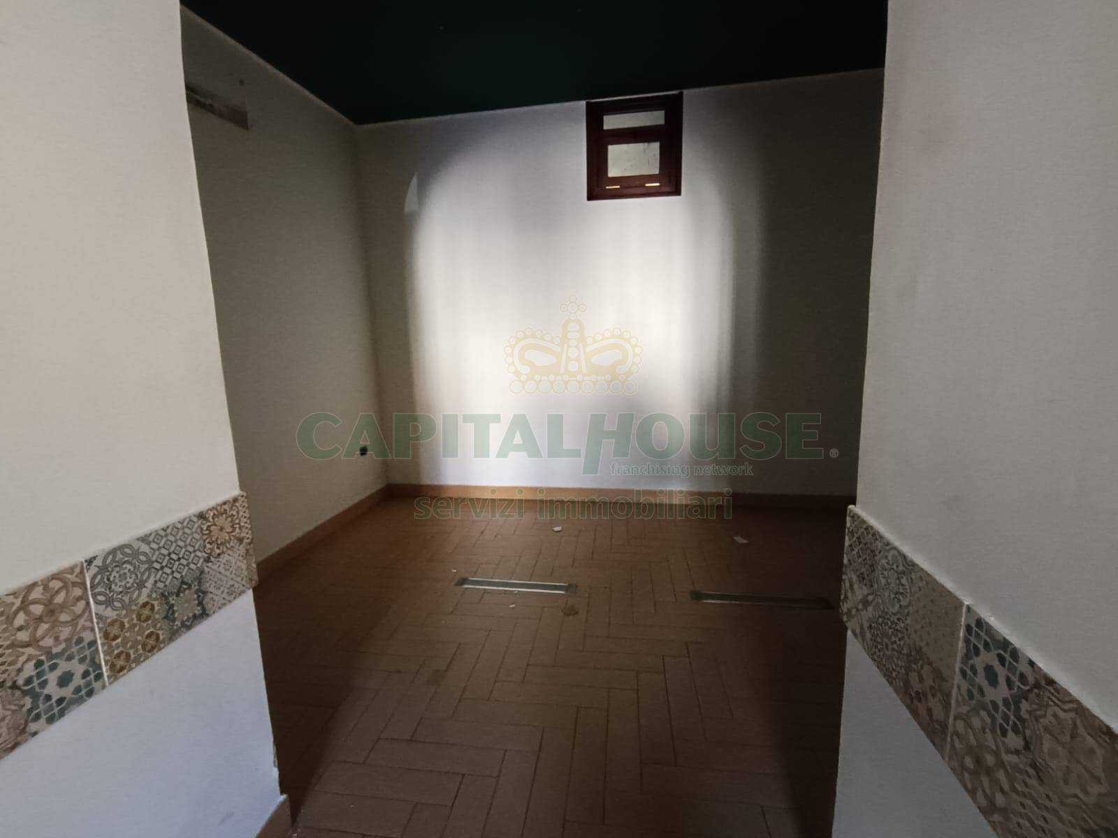 Commerciale in affitto a Castel Morrone