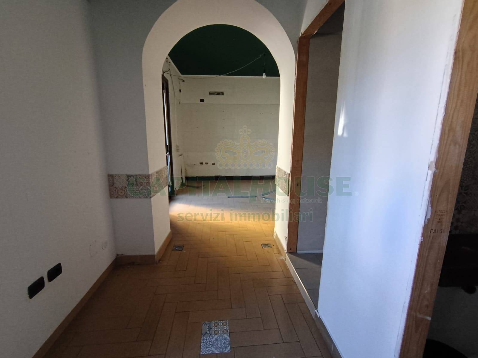 Commerciale in affitto a Castel Morrone