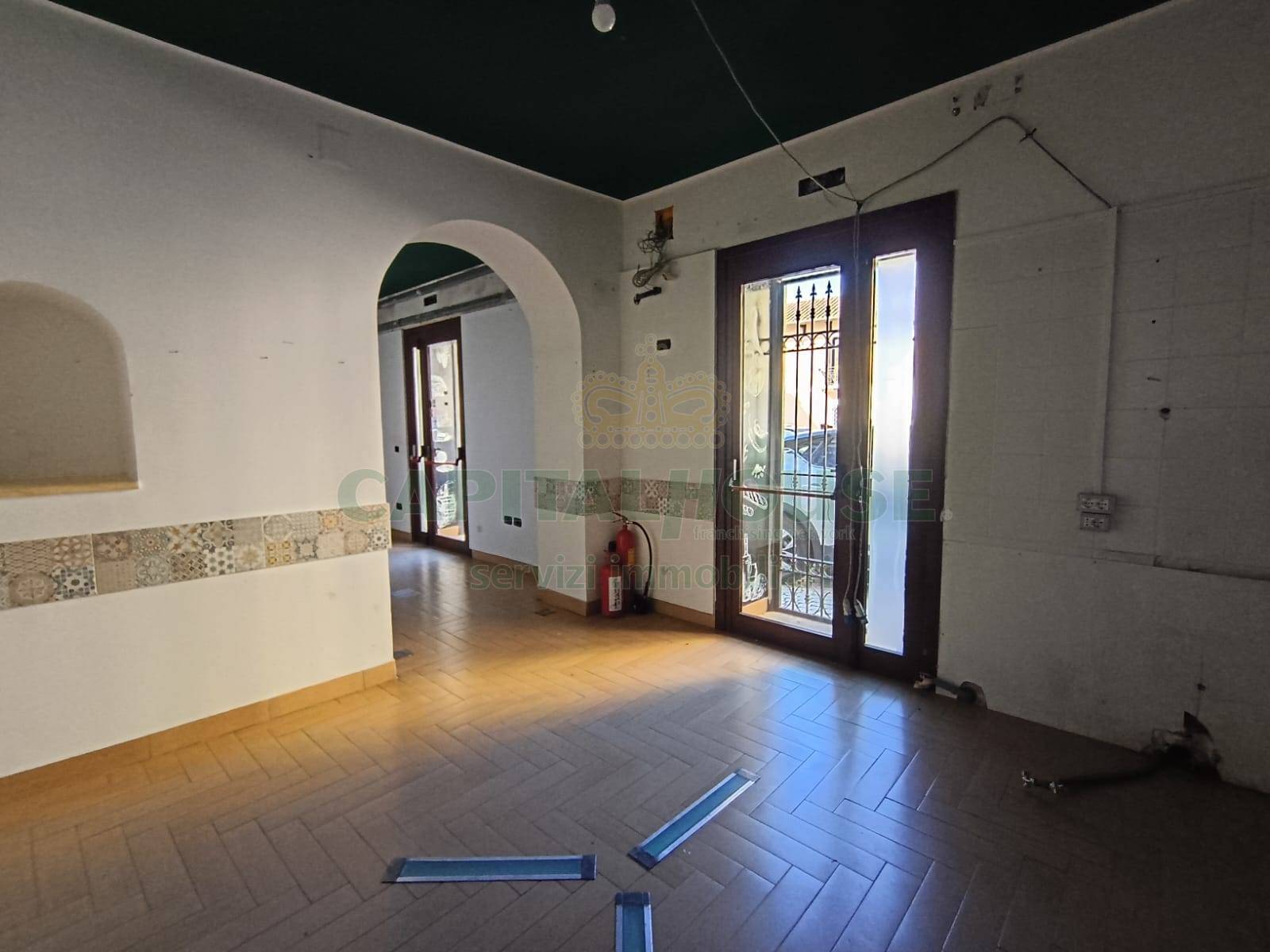 Commerciale in affitto a Castel Morrone