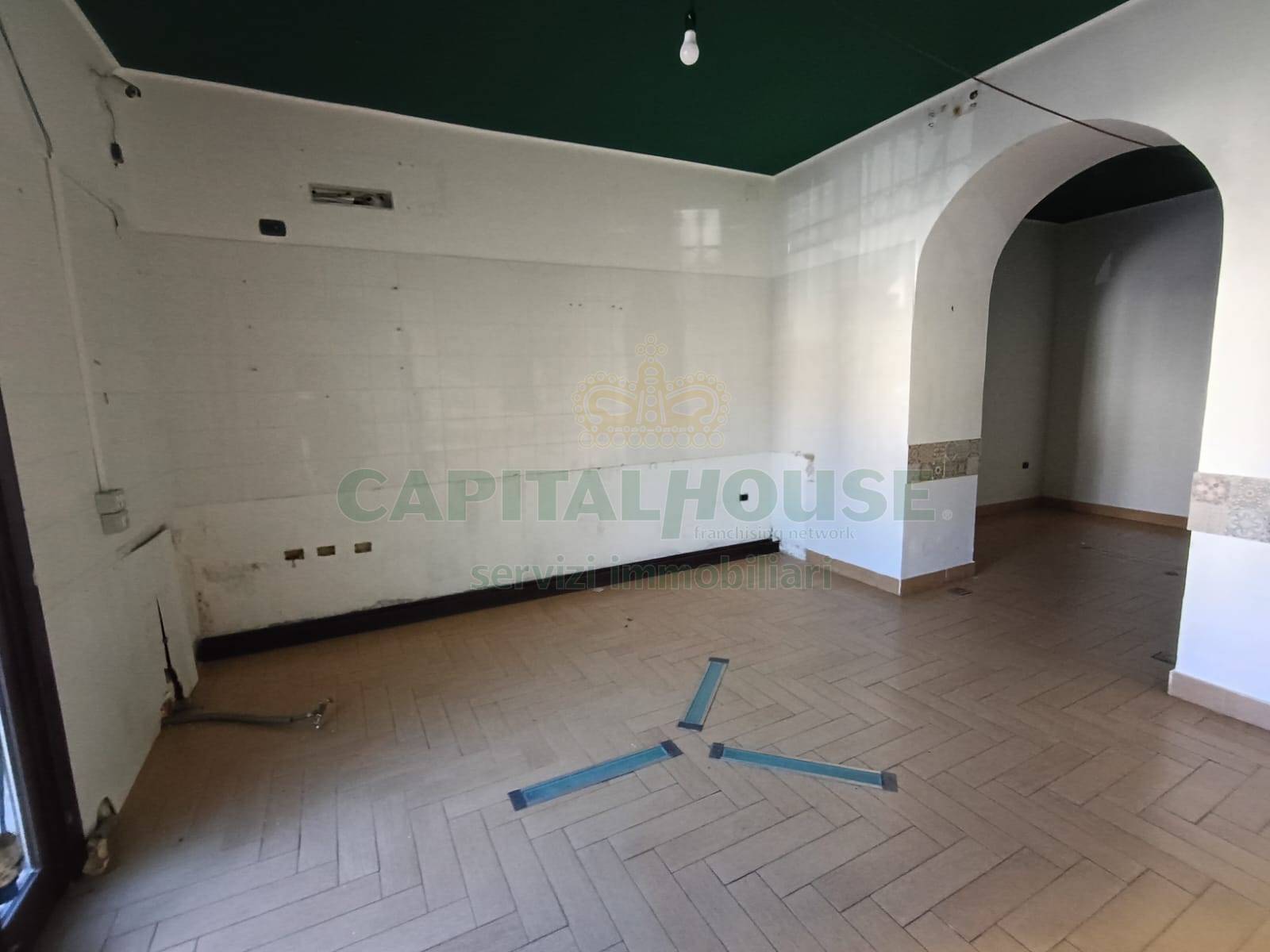 Commerciale in affitto a Castel Morrone