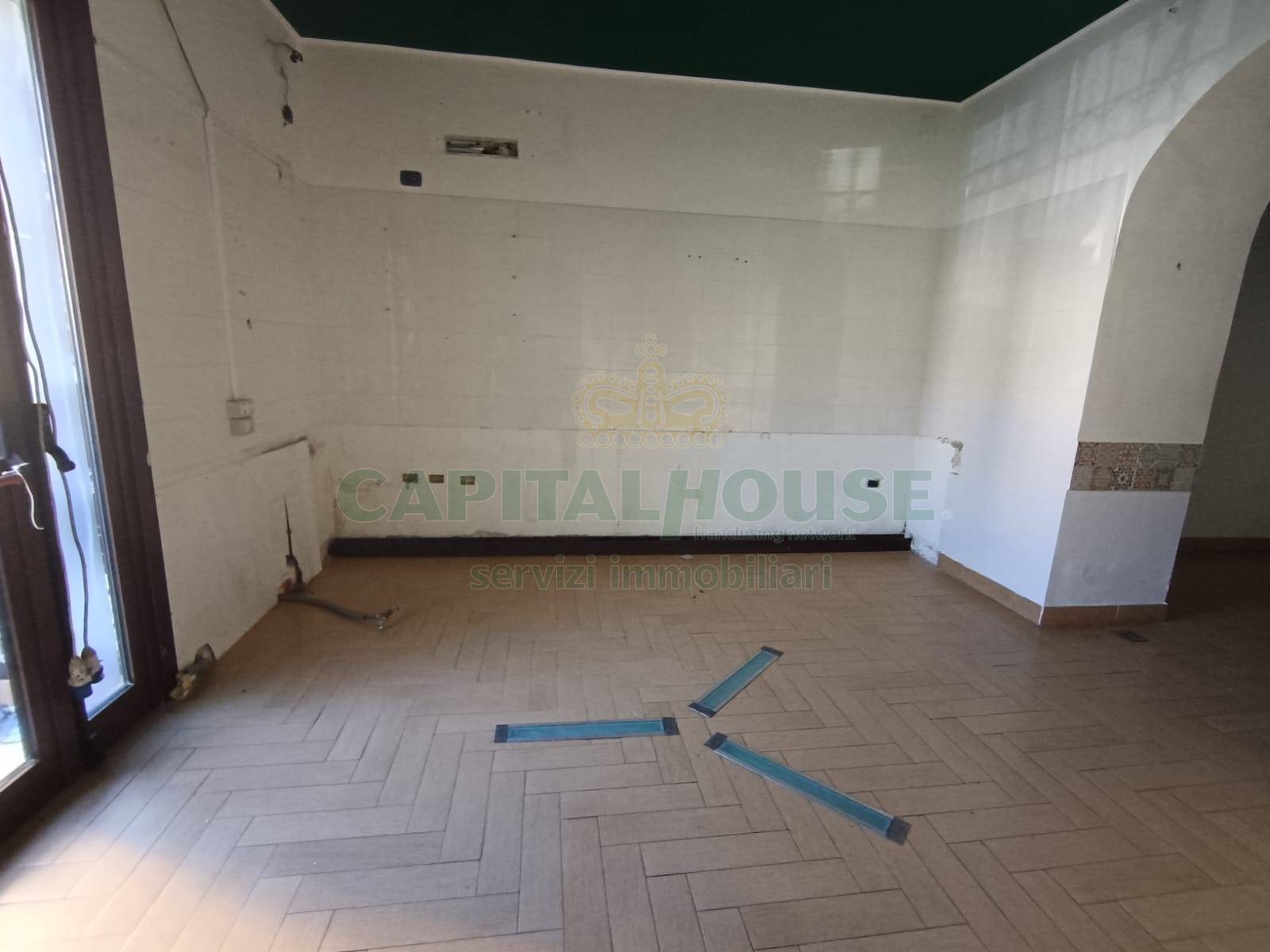 Commerciale in affitto a Castel Morrone