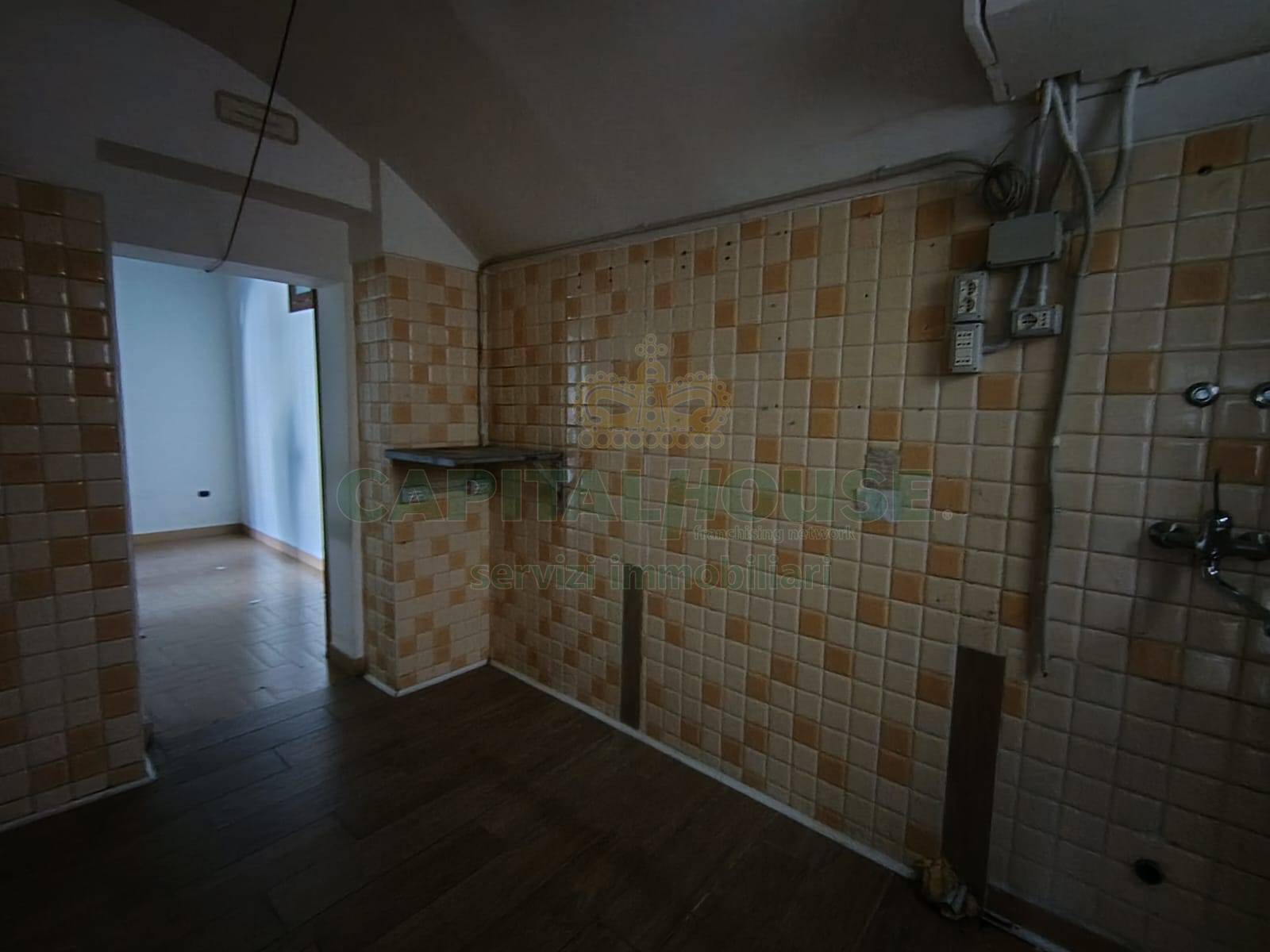 Commerciale in affitto a Castel Morrone