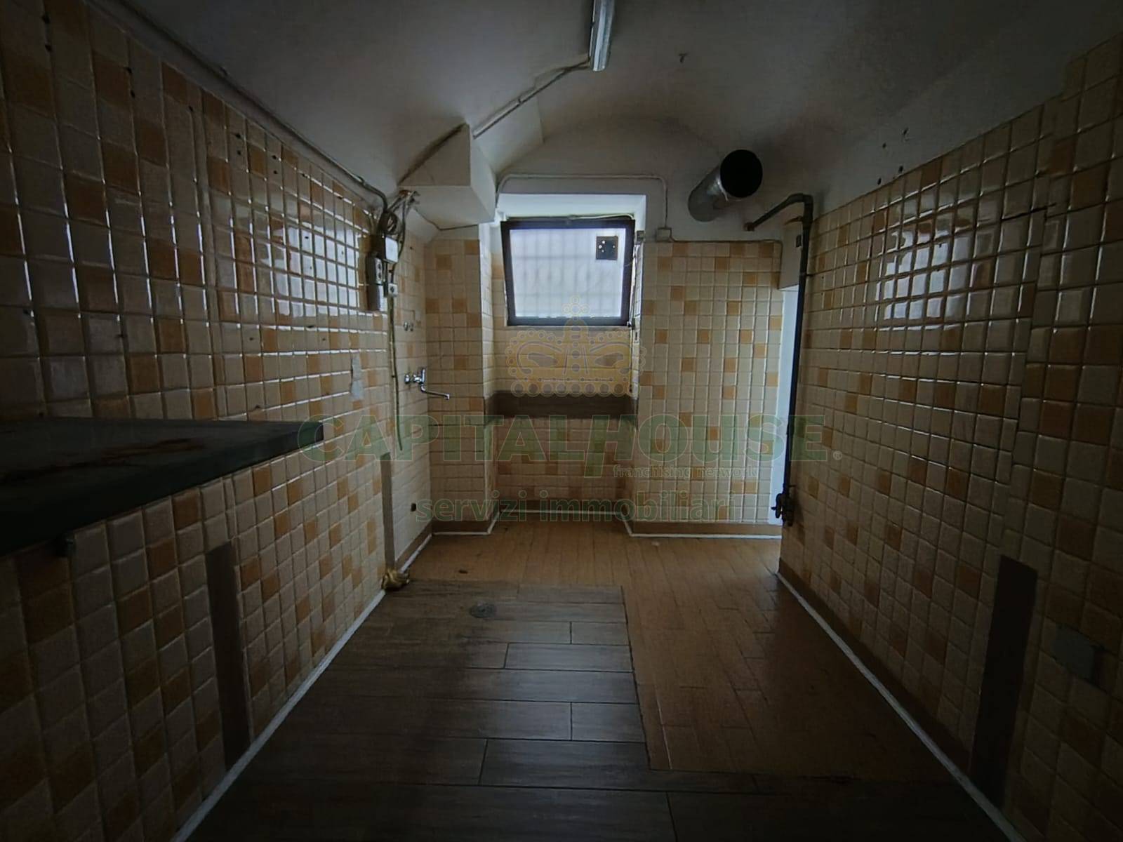 Commerciale in affitto a Castel Morrone