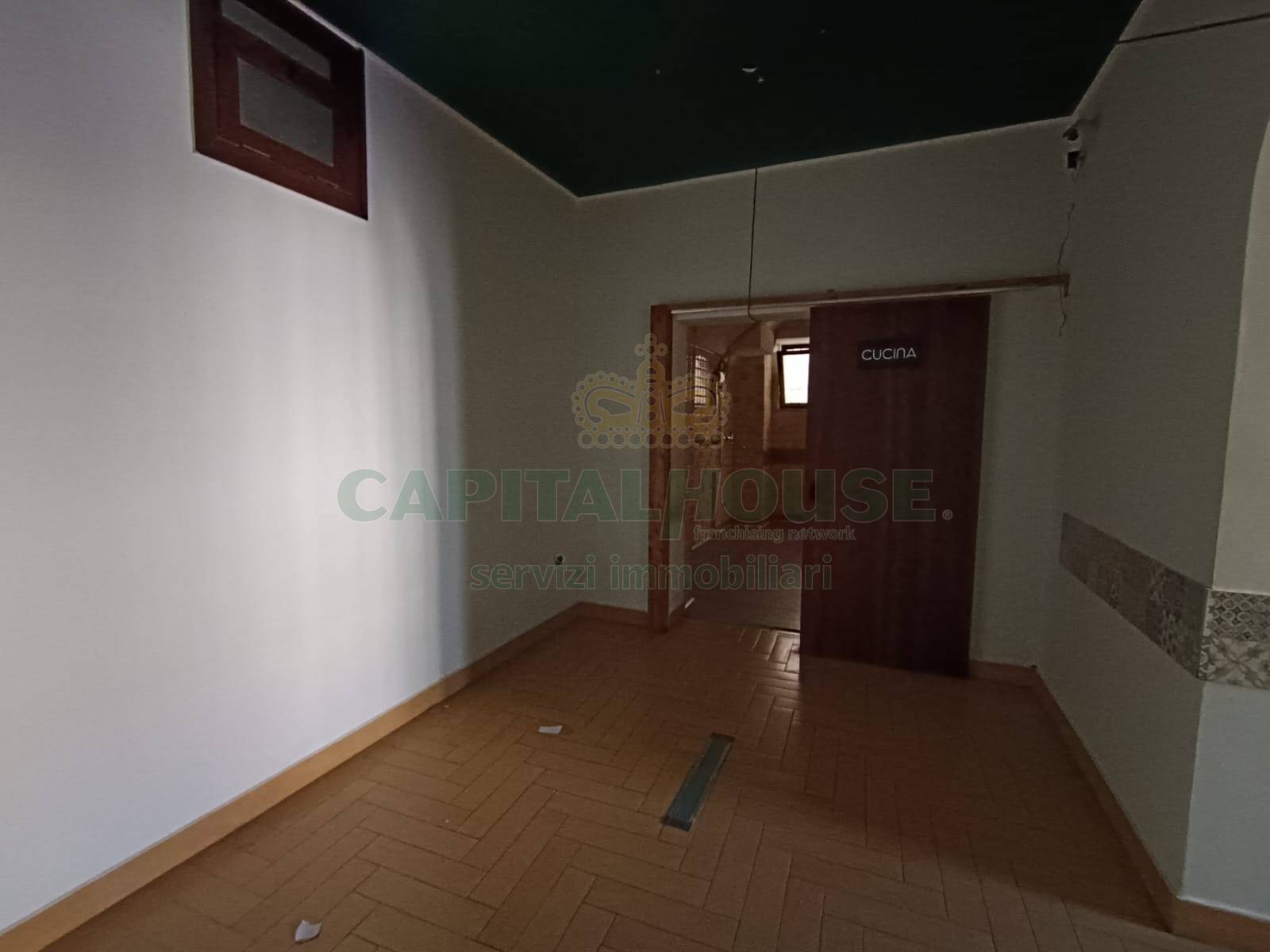 Commerciale in affitto a Castel Morrone