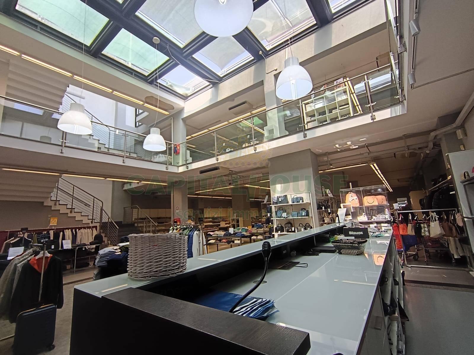 Commerciale in affitto a Casapulla