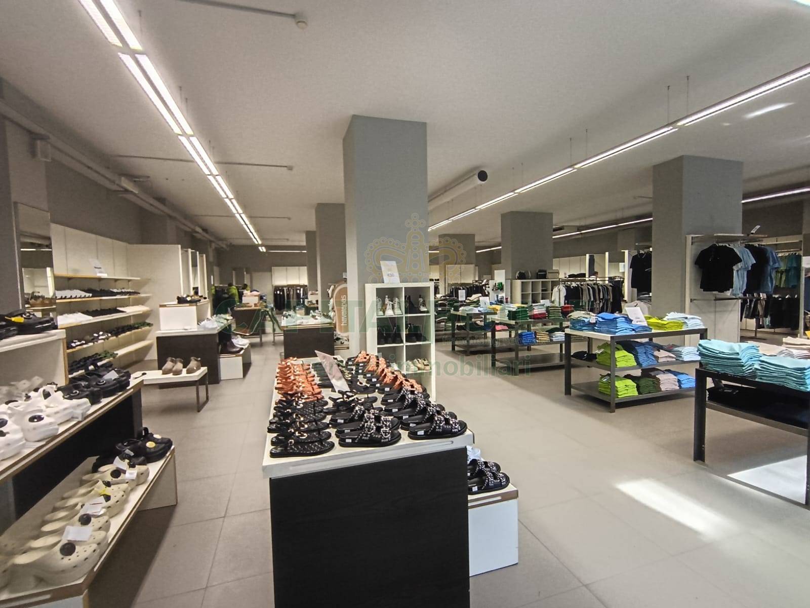 Commerciale in affitto a Casapulla