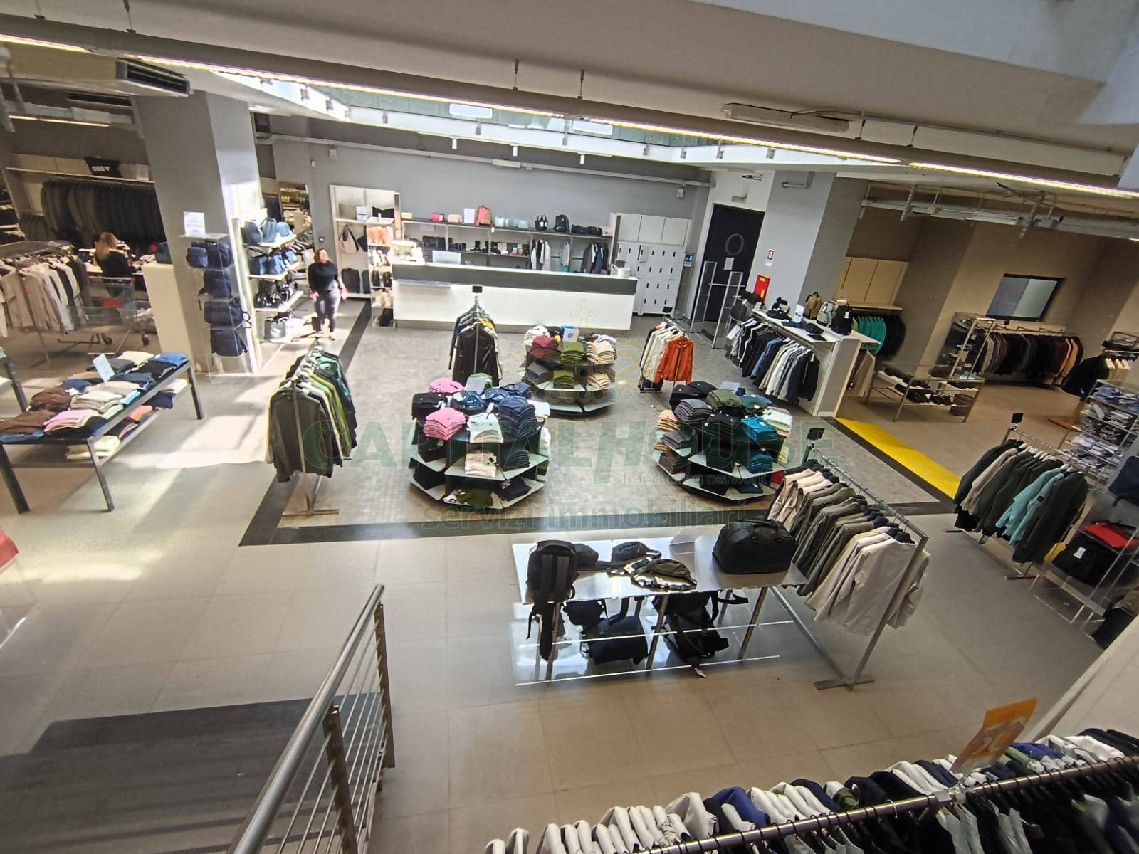 Commerciale in affitto a Casapulla