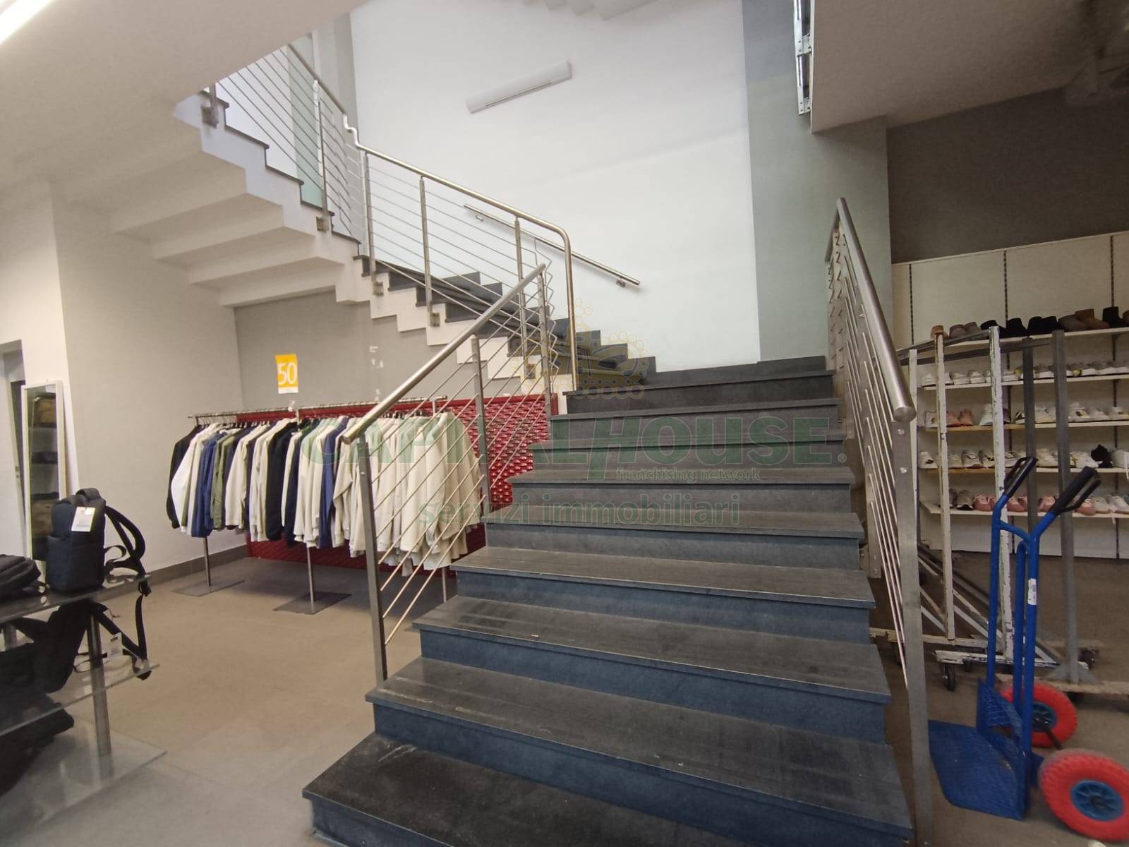 Commerciale in affitto a Casapulla