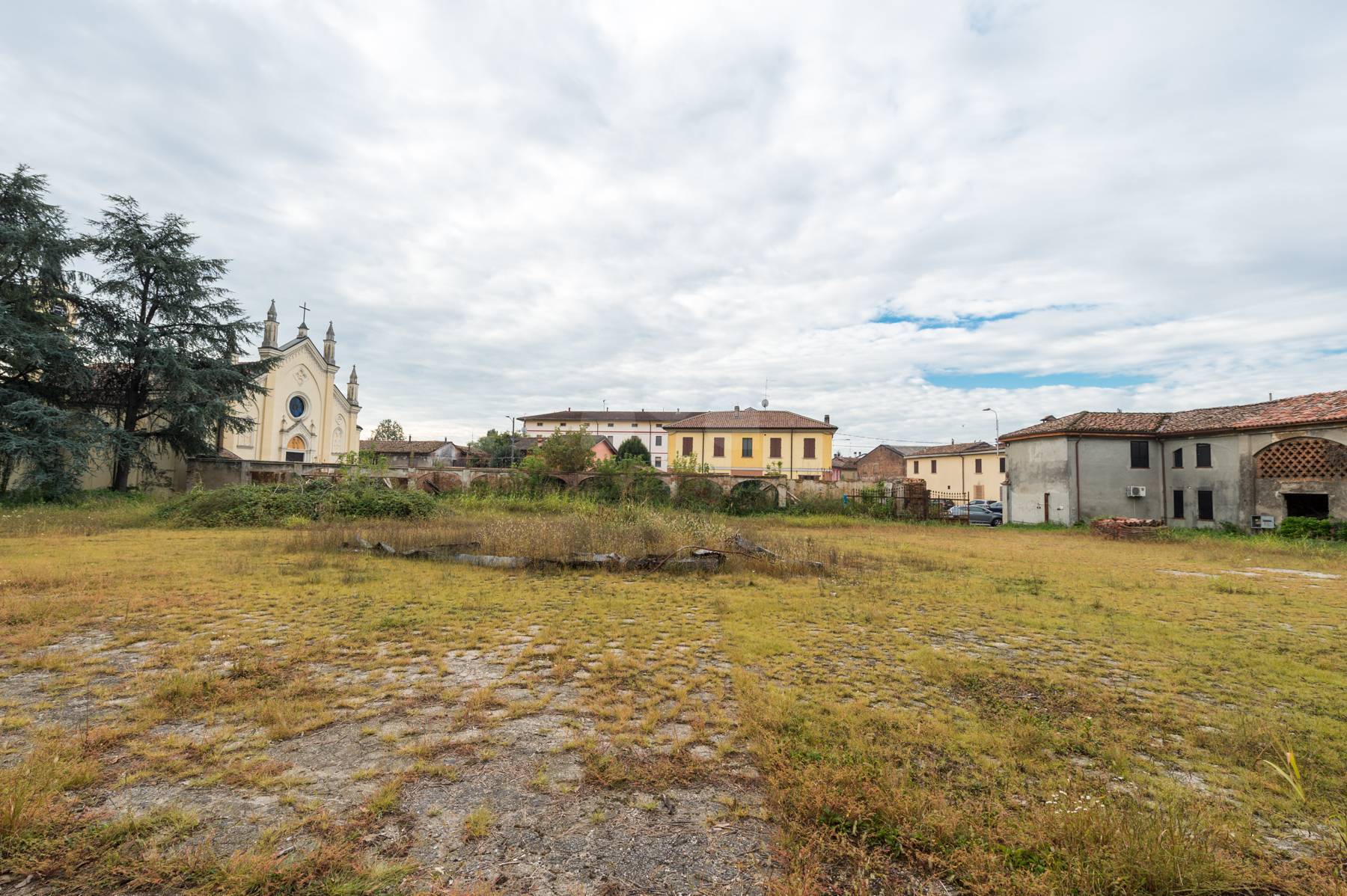 Cascina a corte con casa padronale e rustici in centro in vendita a Cremona