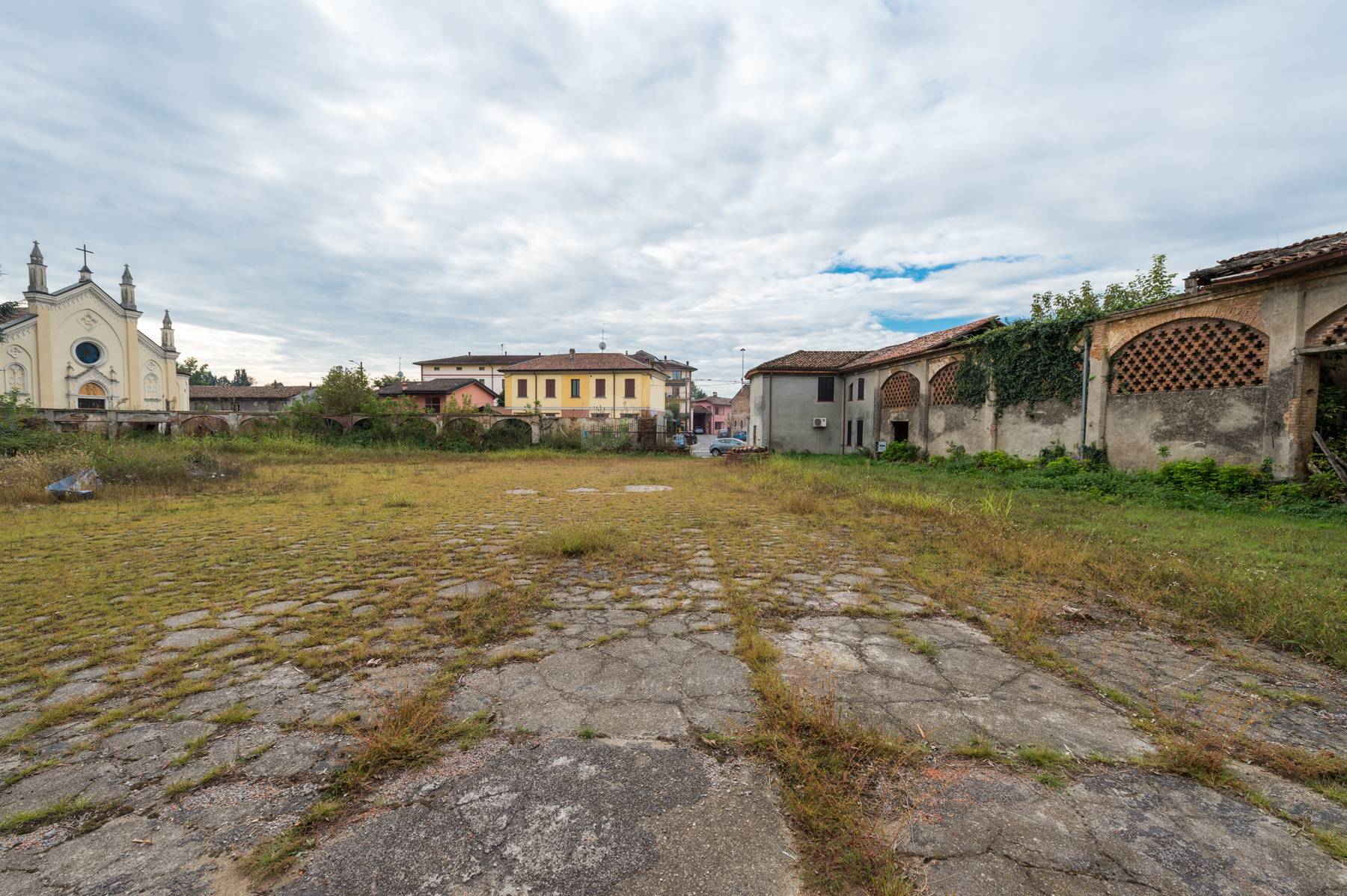 Cascina a corte con casa padronale e rustici in centro in vendita a Cremona