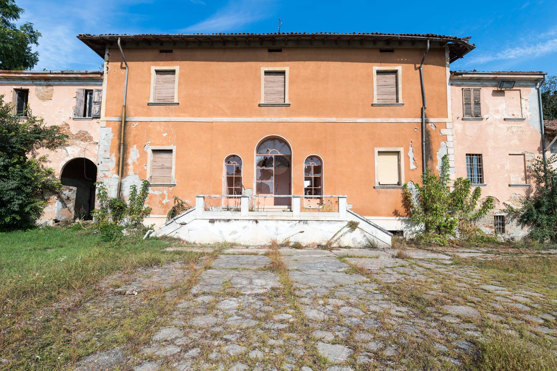 Cascina a corte con casa padronale e rustici in centro in vendita a Cremona