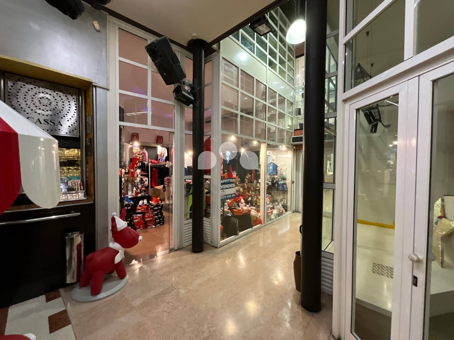 Negozio in vendita a Crema, Centro storico