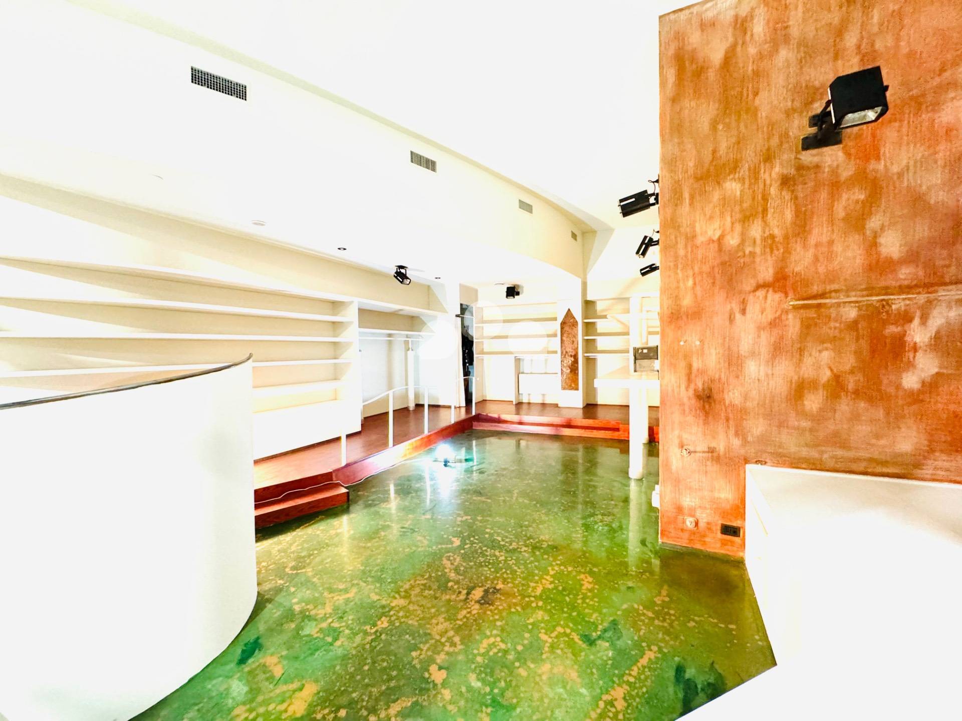 Negozio in vendita a Crema, Centro storico