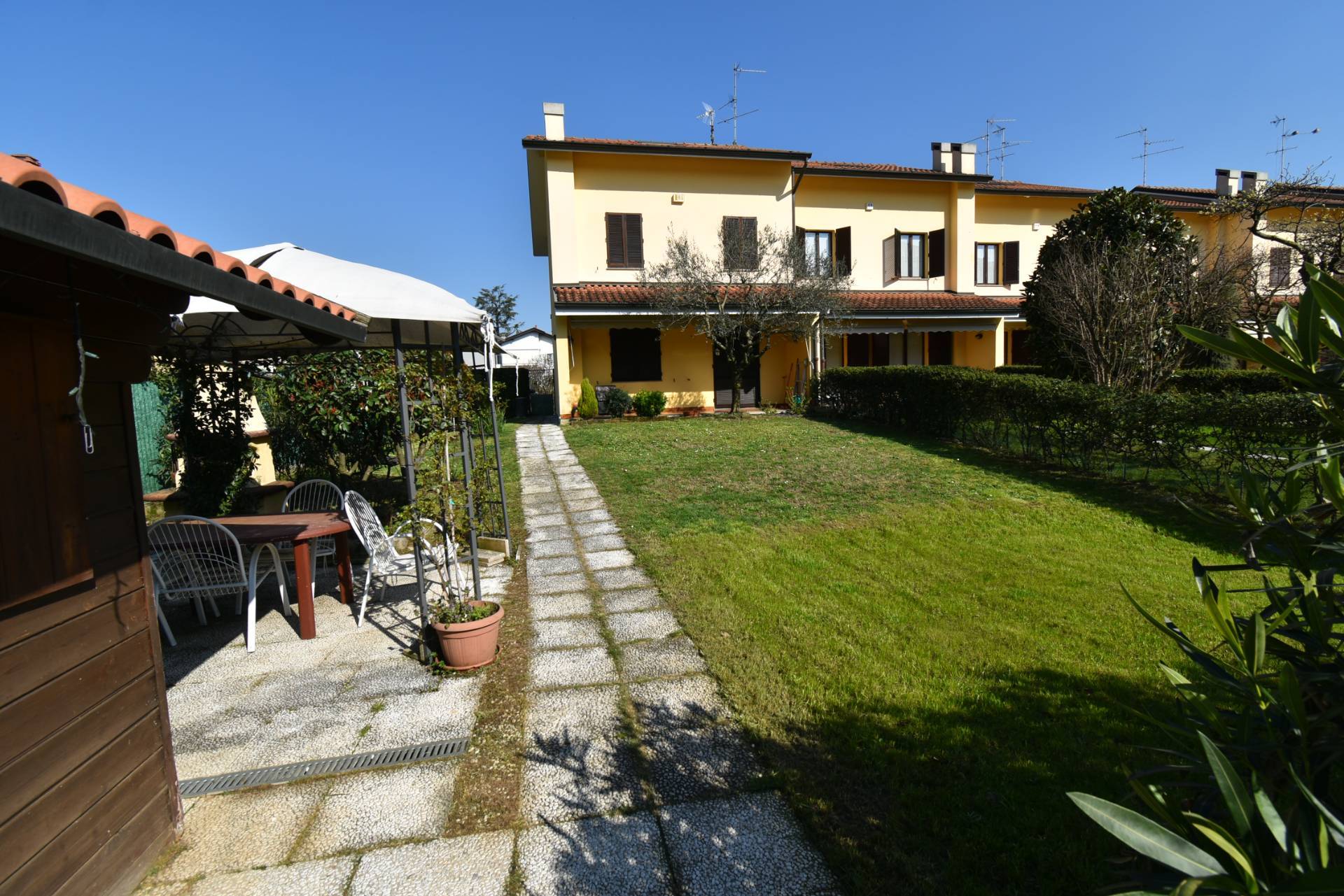 Villa bifamiliare in vendita a Usmate Velate