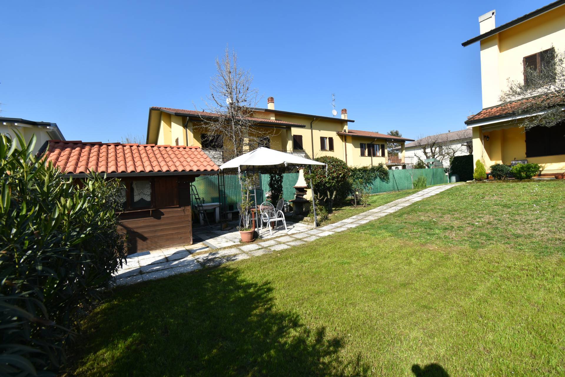 Villa bifamiliare in vendita a Usmate Velate