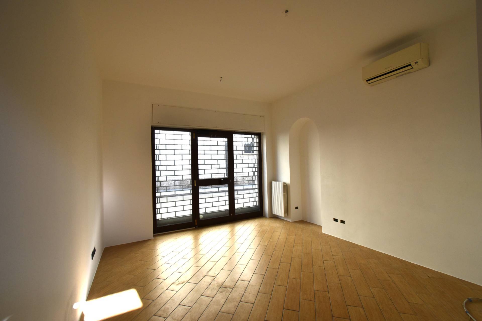 Locale commerciale in affitto a Bernareggio