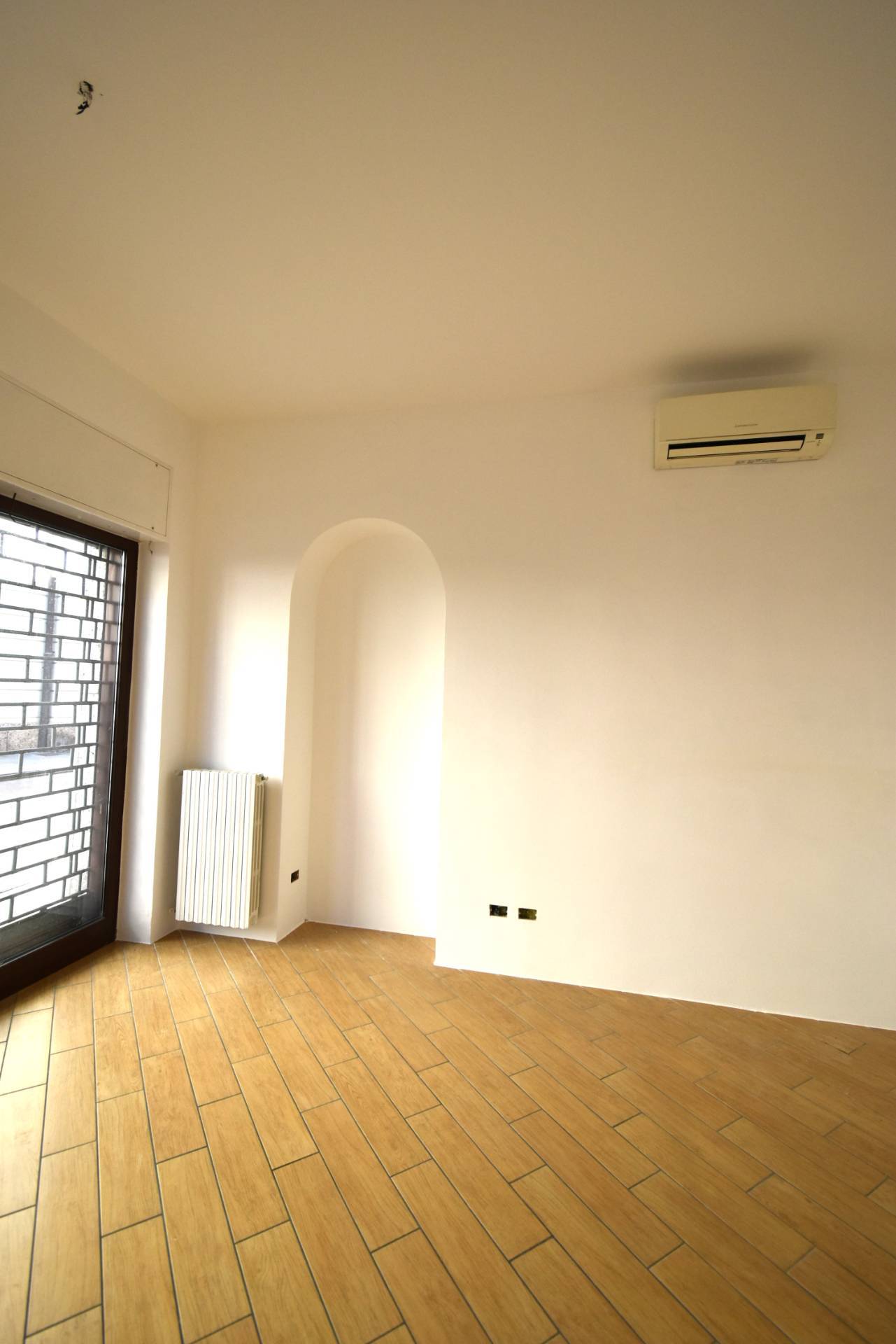 Locale commerciale in affitto a Bernareggio