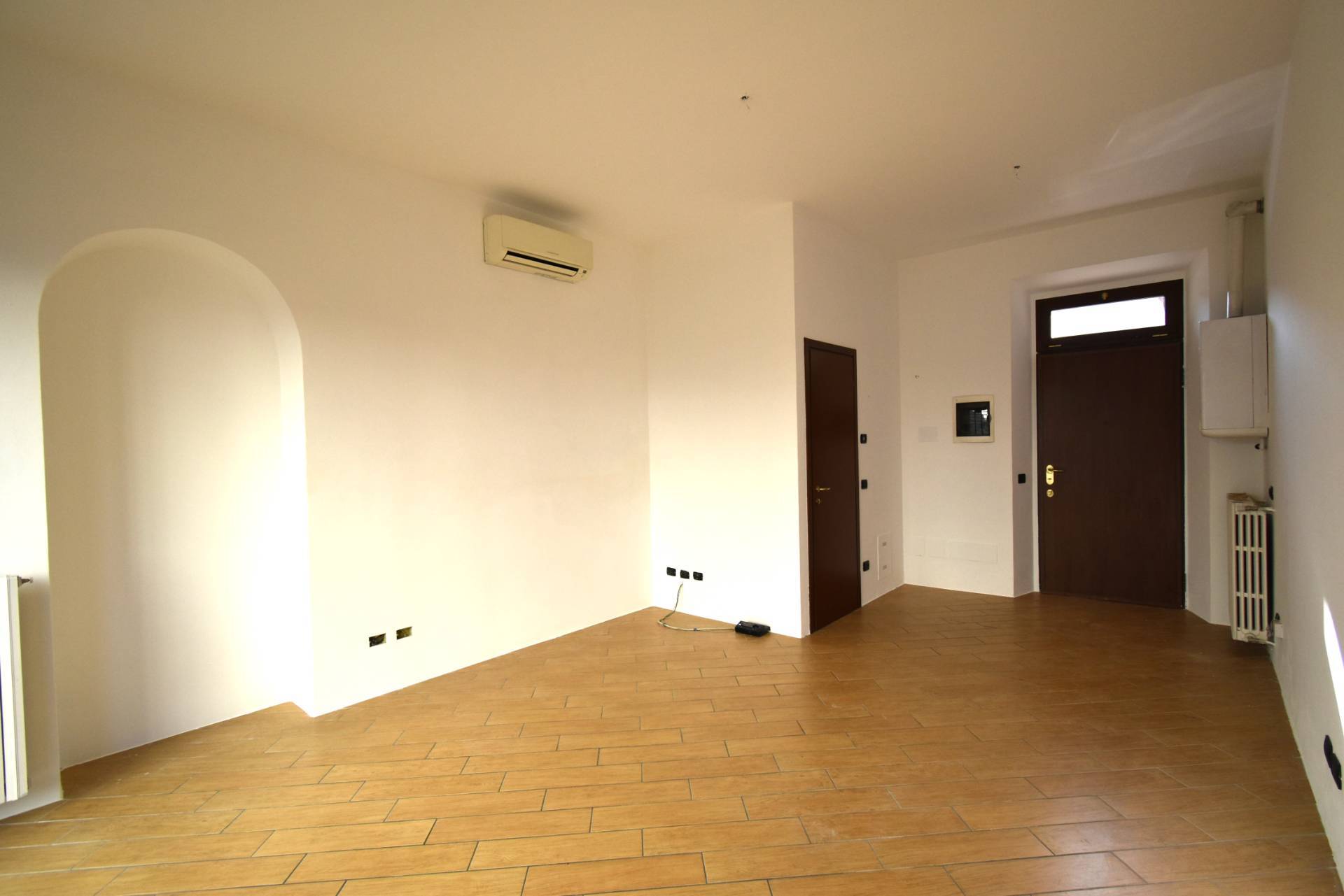 Locale commerciale in affitto a Bernareggio