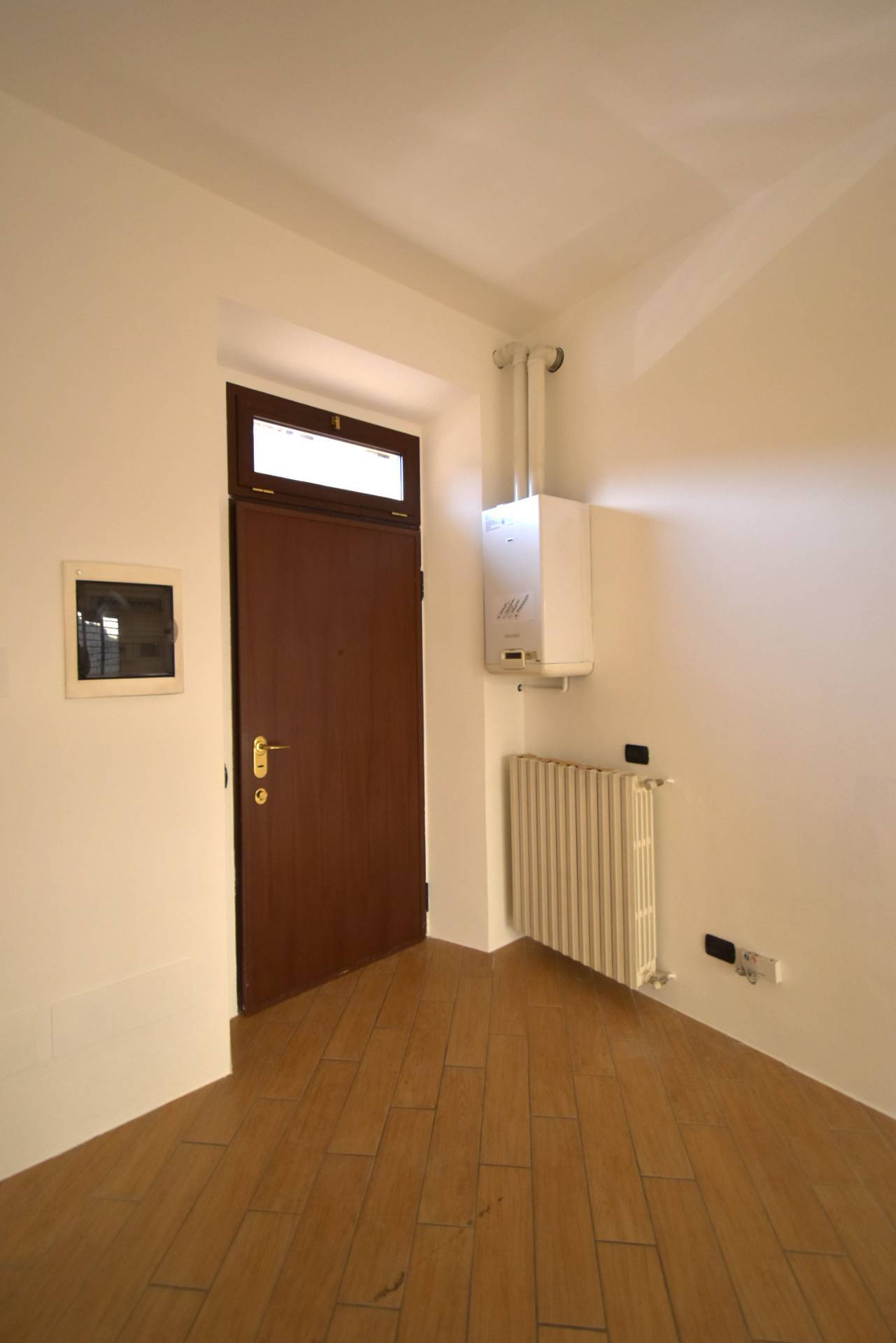 Locale commerciale in affitto a Bernareggio