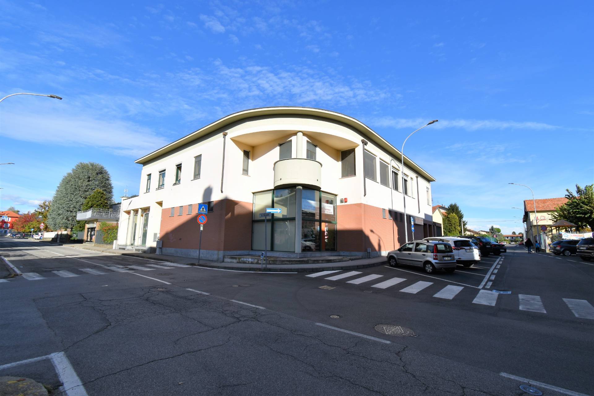 Locale commerciale in vendita a Carnate, Carnate superiore