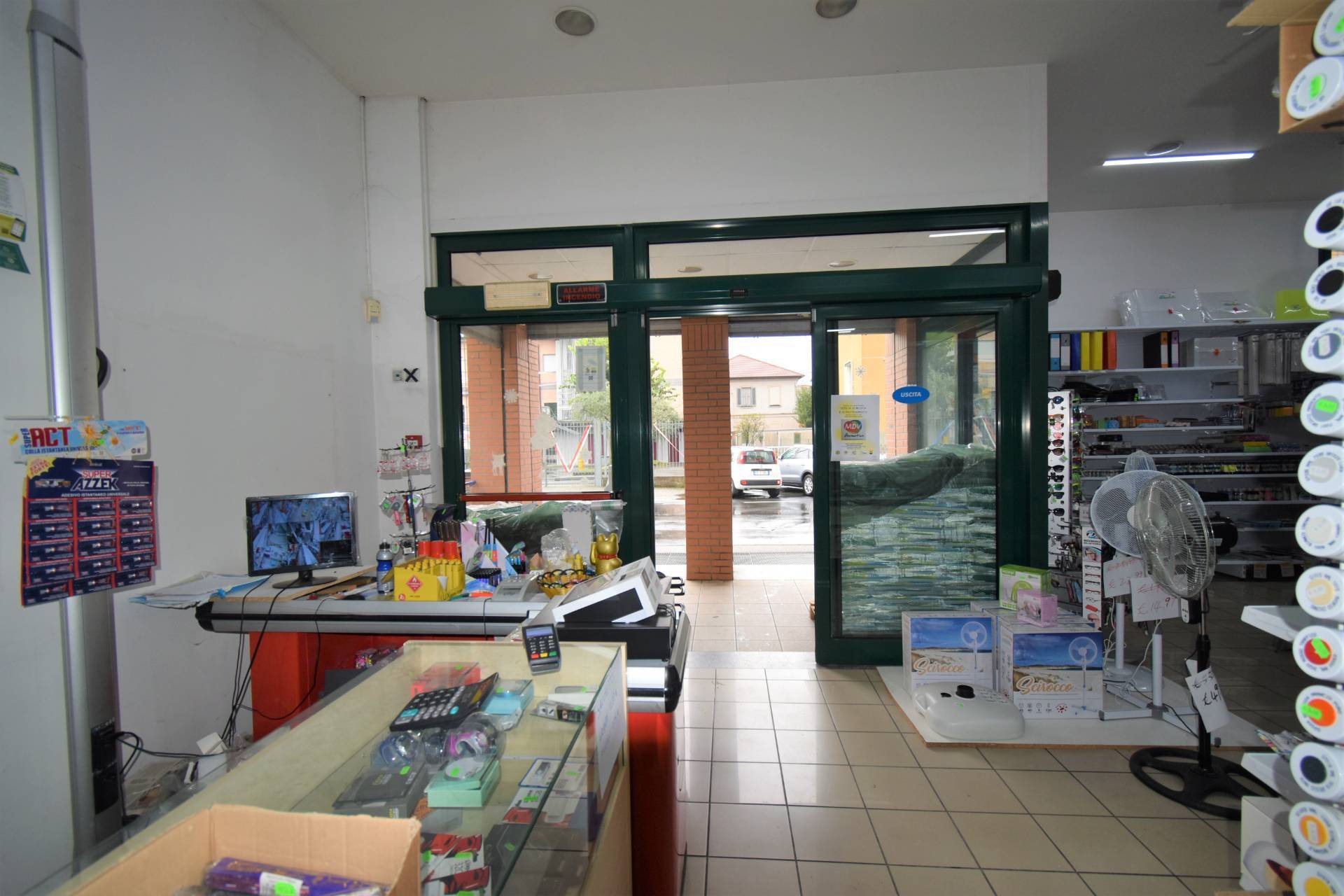 Locale commerciale in vendita a Carnate, Carnate superiore