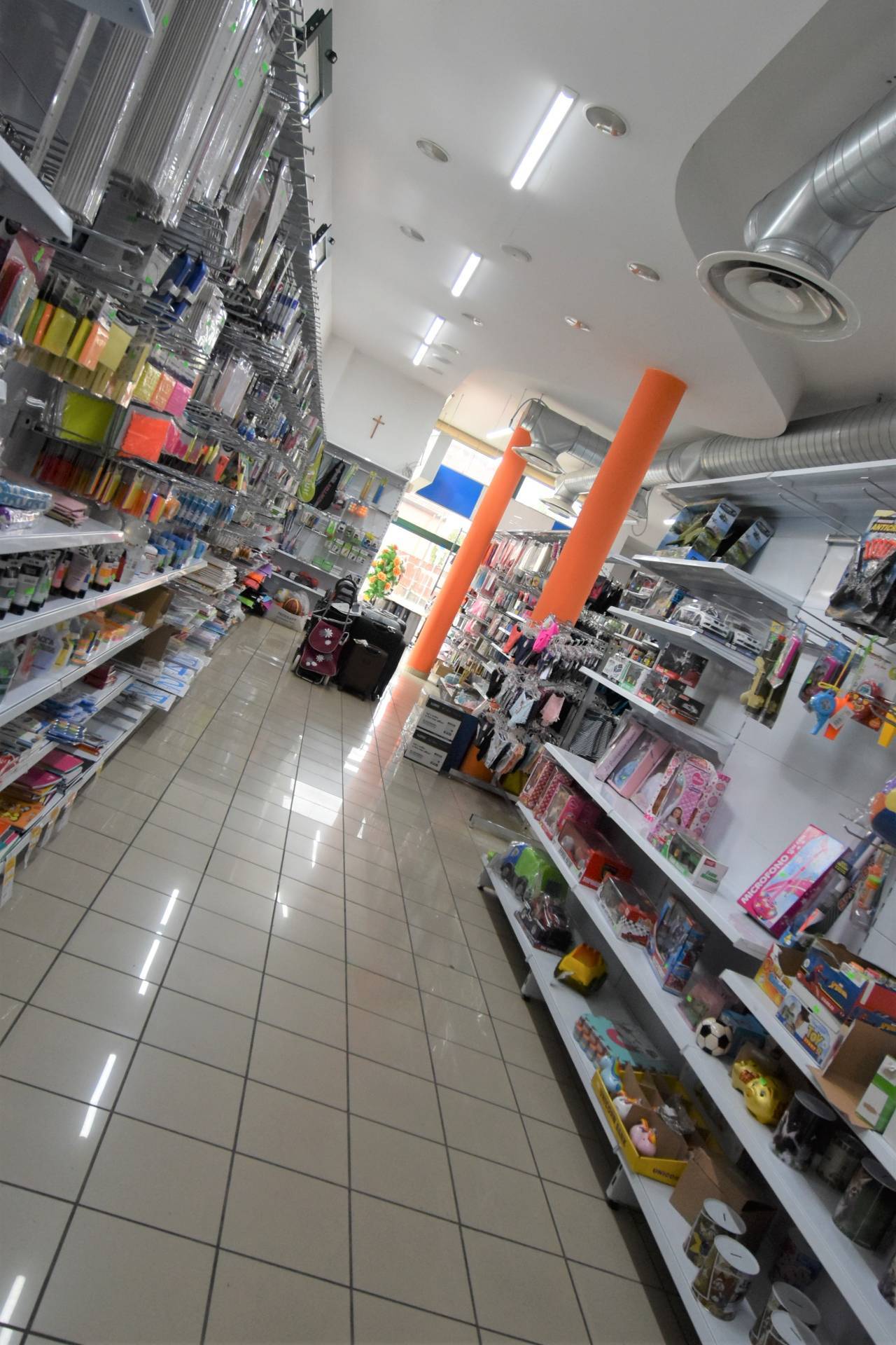 Locale commerciale in vendita a Carnate, Carnate superiore