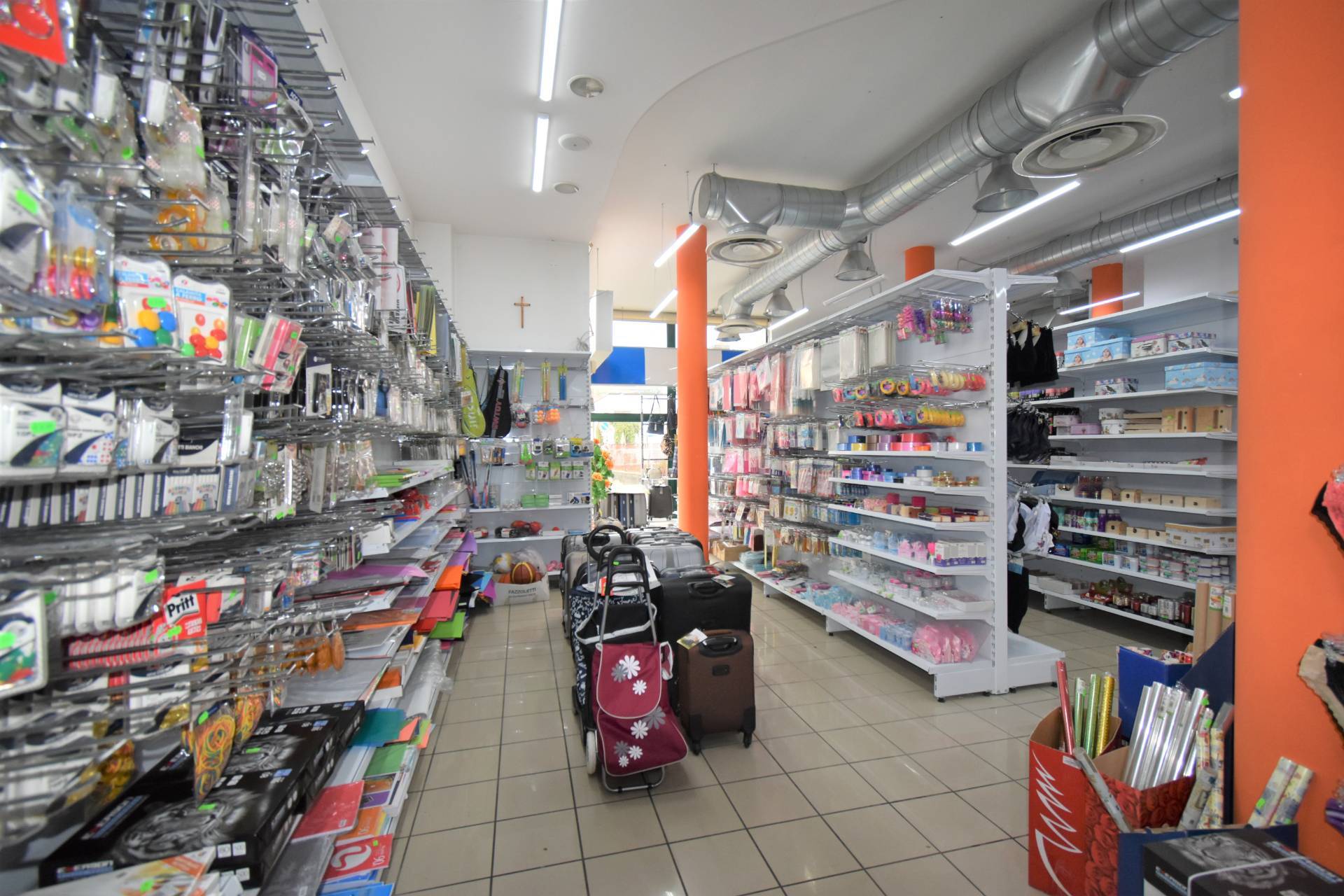 Locale commerciale in vendita a Carnate, Carnate superiore