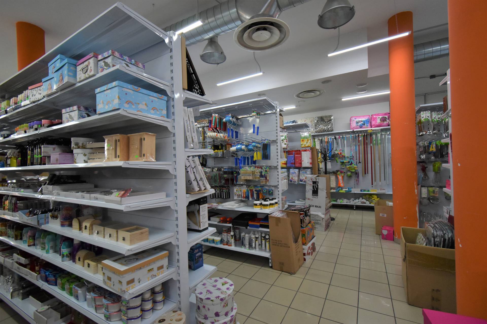 Locale commerciale in vendita a Carnate, Carnate superiore