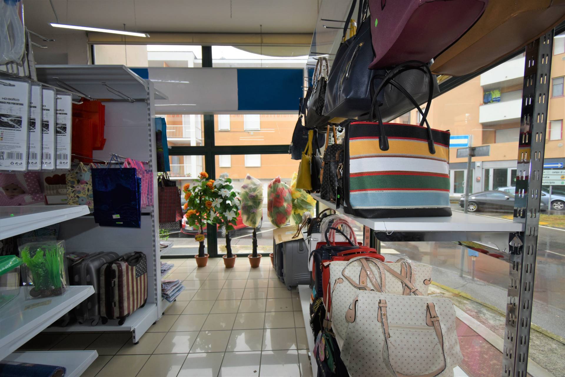 Locale commerciale in vendita a Carnate, Carnate superiore