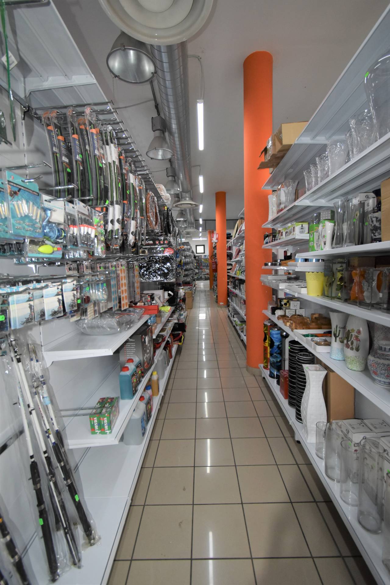 Locale commerciale in vendita a Carnate, Carnate superiore