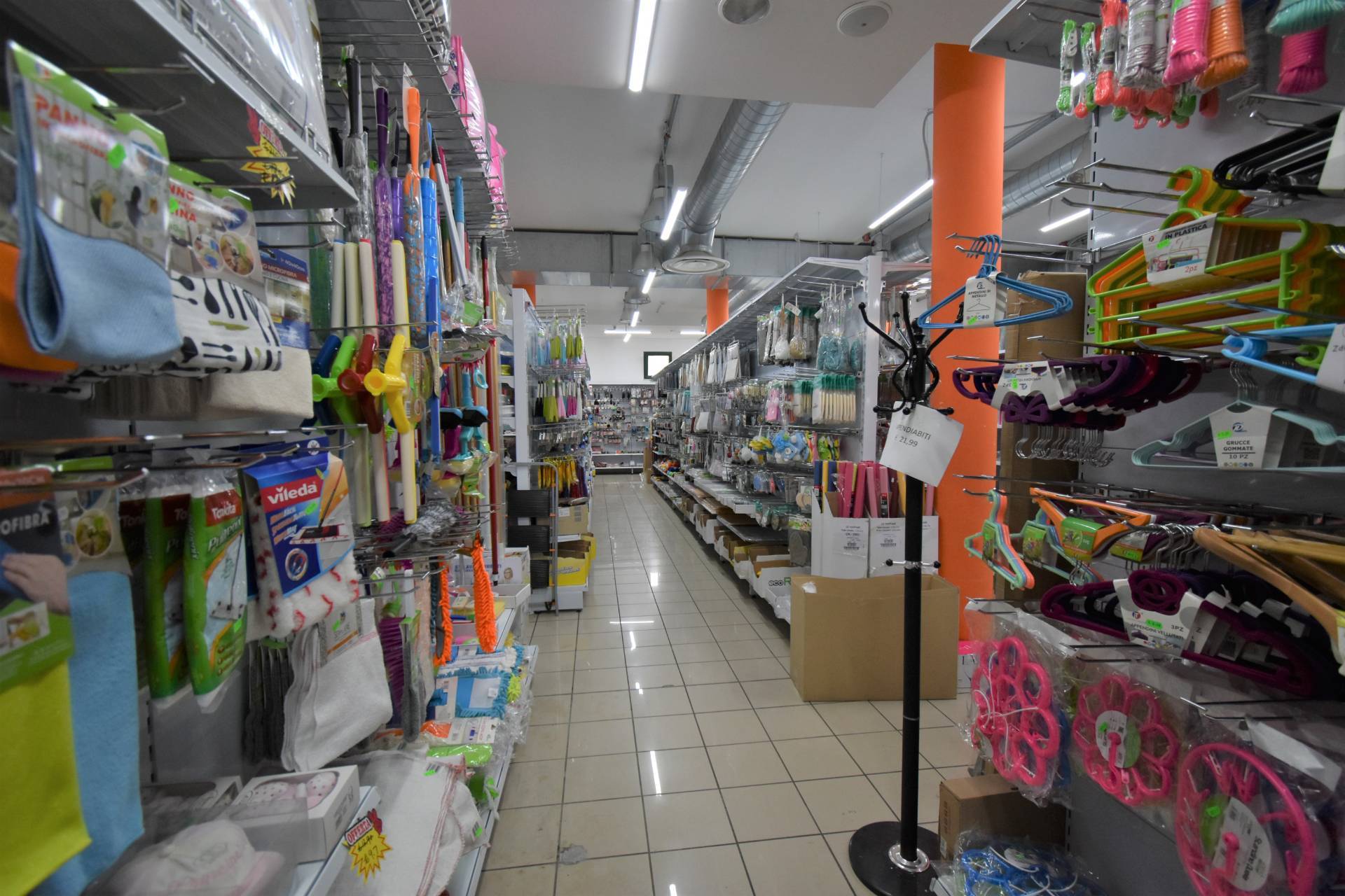 Locale commerciale in vendita a Carnate, Carnate superiore